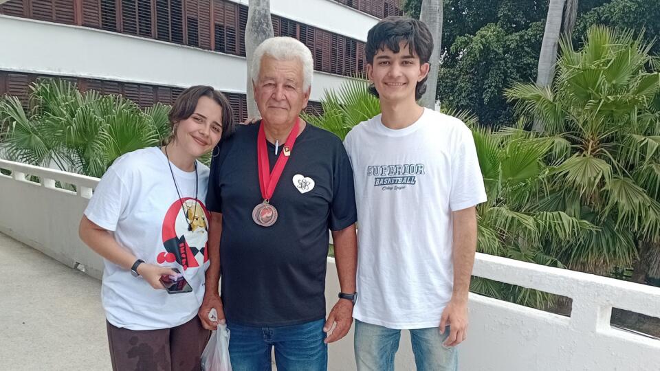 <a href="/DiazCanelB/">Miguel Díaz-Canel Bermúdez</a> <a href="/MMarreroCruz/">Manuel Marrero Cruz</a> <a href="/DeivyPrezMartn1/">Deivy Pérez Martín</a> <a href="/AlexisLorente74/">Alexis Lorente Jiménez</a> <a href="/alfonso_noya/">Alfonso Noya Martínez🇨🇺</a> <a href="/IcsCuba/">Instituto de Información y Comunicación Social</a> <a href="/radio_cubana/">Radio Cubana</a> 🇨🇺 Reciben en Sancti Spíritus a estudiantes premiados en Olimpiada Internacional de Química.  radiosanctispiritus.cu/es/reciben-en-…