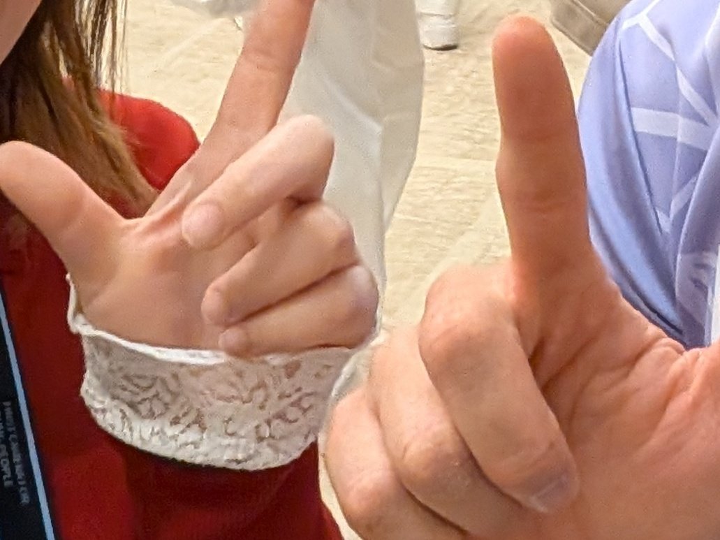 私が観る側でバレーボールにハマるきっかけを作ってくれた森崎さんとやっとお話出来て思い伝えられて嬉しすぎた🫶
私が初めてレポーズで写真撮れた森崎さんとのツーショなんだけど最初レポーズは頭なくて真似してやろうとして反対の手でやってて慌てたところ残ってた📸