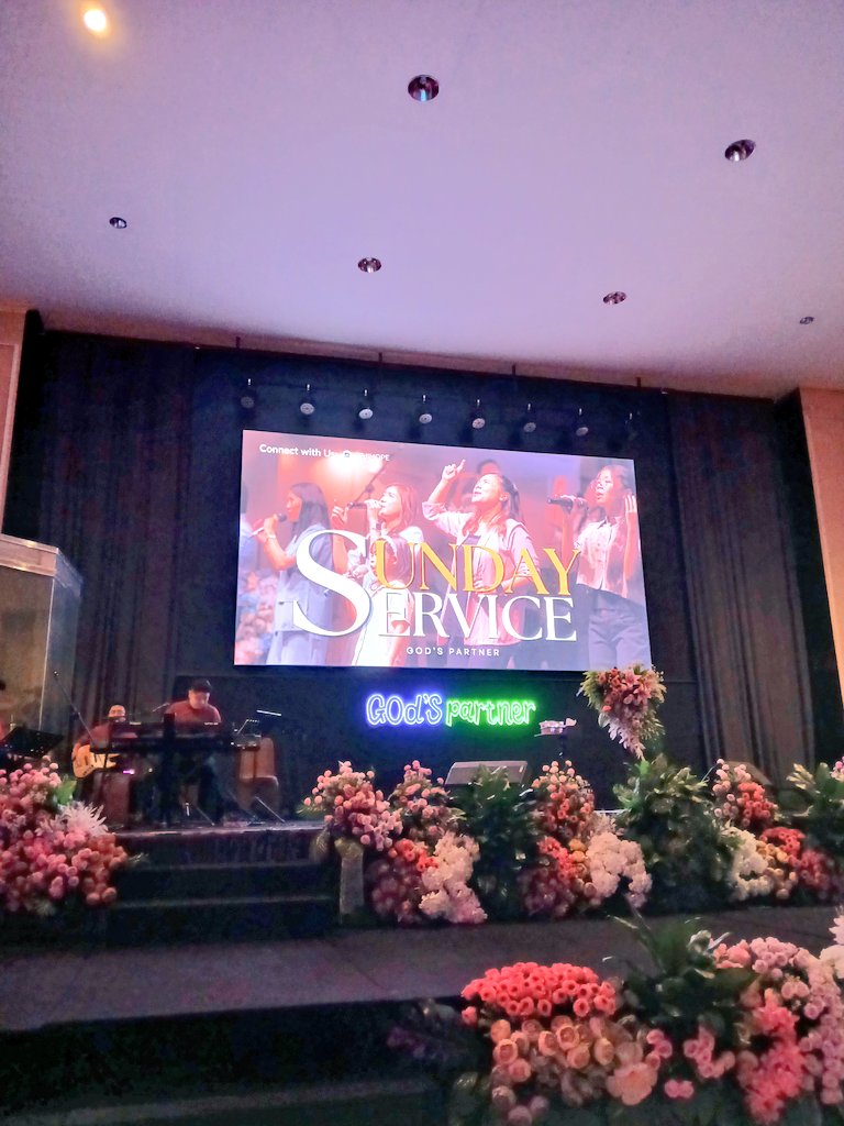 BucilUhuy's tweet photo. Sunday Service. God's partner. https://t.co/4YDyYC9tZh