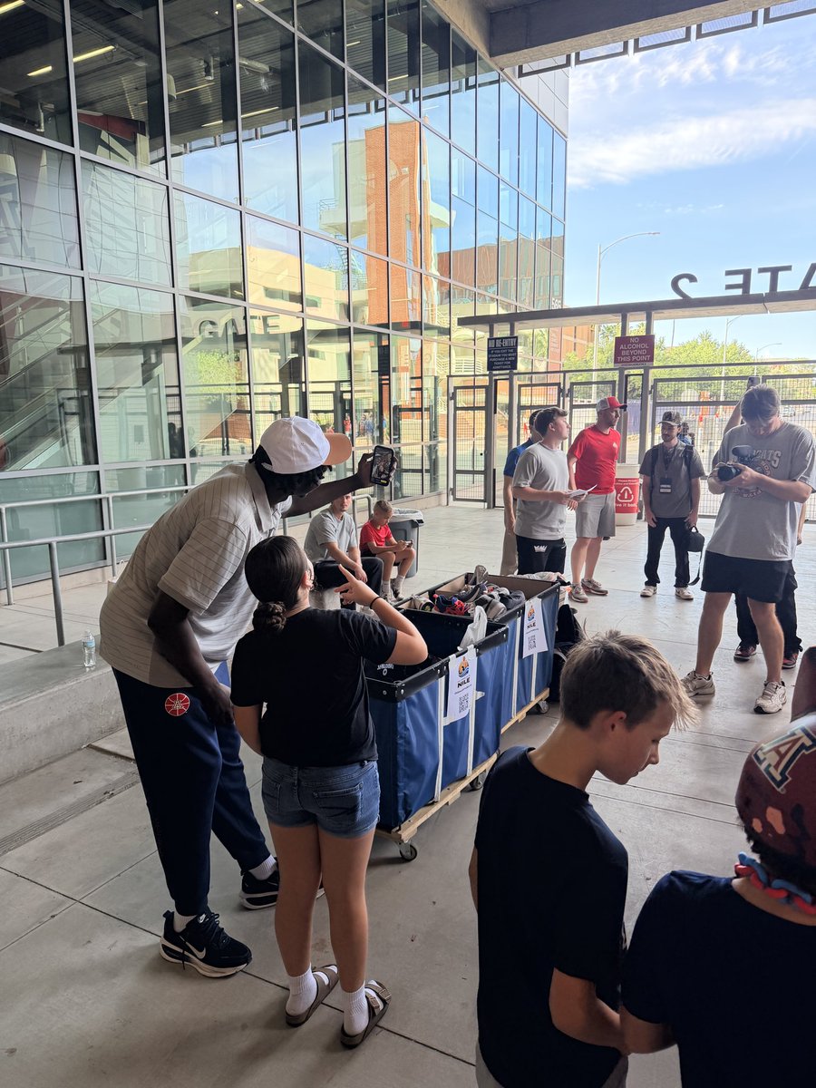 MackenzieHamil8's tweet photo. The gates are open for @ArizonaFBall’s Spring Showcase! 

At the entrance, @ArizonaMBB’s @_Mabil1 is collecting sneakers for his charity, Children of the Nile, that will give back to kids in his home country of South Sudan. https://t.co/L9TMdSxvRj