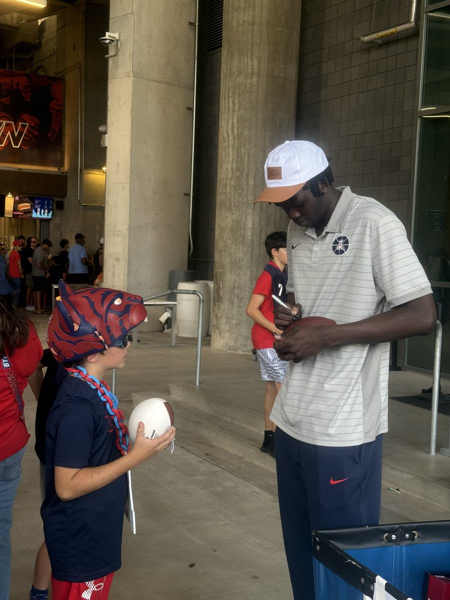 PHNX_Wildcats's tweet photo. Mabil Mawut is at the Spring Showcase signing autographs and collecting shoes for charity 🤩

Find out how you can help at ⤵️ https://t.co/g43q6yuhtX https://t.co/JqNsm2xPkn