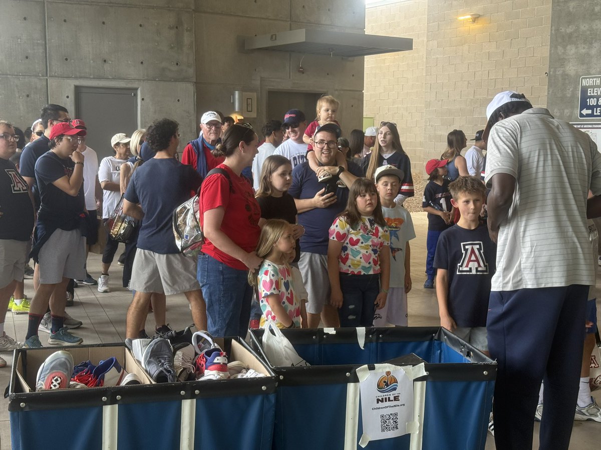 PHNX_Wildcats's tweet photo. Mabil Mawut is at the Spring Showcase signing autographs and collecting shoes for charity 🤩

Find out how you can help at ⤵️ https://t.co/g43q6yuhtX https://t.co/JqNsm2xPkn