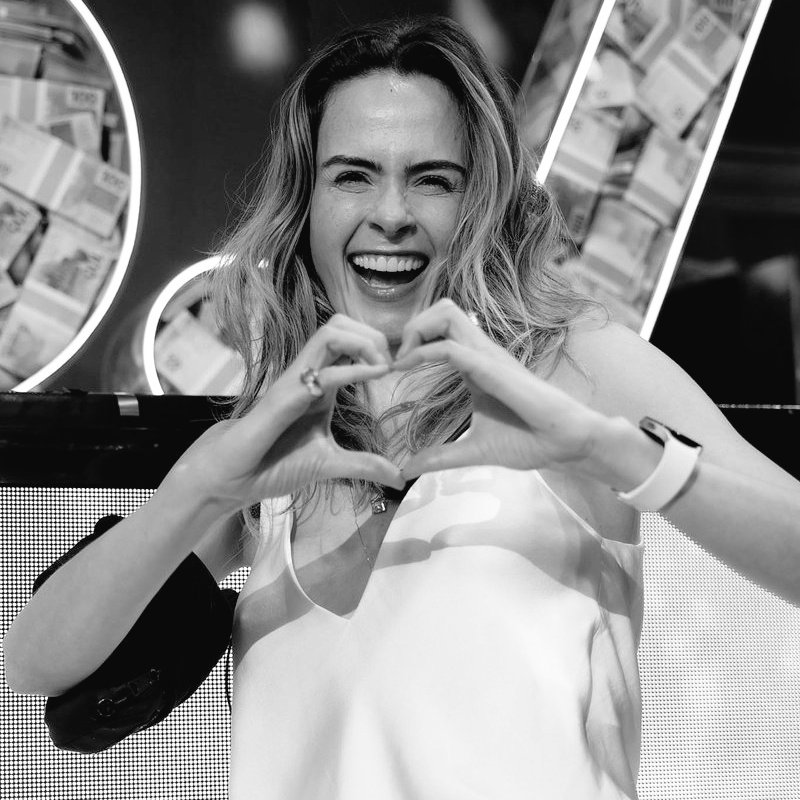 anapfiles's tweet photo. Carta aberta para Ana Paula Renault. ✨️

Ana Paula, eu te conheci no BBB16 e imediatamente me apaixonei pelo seu jeito único de ser. Eu sorri, eu vibrei, eu sofri e eu chorei por você. Mas, sempre soube que aquele não era o fim. Sempre soube que você era grandiosa demais para simplesmente virar só mais um nome em uma lista de participantes. 

Continuei te acompanhando ao longo dos anos, e a cada fase me apaixonei ainda mais por você. Vi você se transformar, vi você lutar pelos seus ideais, vi você nunca abaixar a sua cabeça para ninguém. 

Você é, foi e sempre será um grande exemplo de força, lealdade e admiração. Tudo isso construiu em mim um sentimento que vai muito além das palavras, é algo que começou lá atrás e, com o tempo cresceu, se fortaleceu e virou algo muito maior do que eu consigo explicar. 

Ver você entrar pela porta da frente no BBB26, foi um misto de emoções. Era como estar de volta a 10 anos atrás e reviver todos aqueles sentimentos novamente. Só que dessa vez, eu sentia no fundo do meu coração que você só sairia dai como campeã. 

Acompanhar sua trajetória nesses 100 dias, foi a coisa mais mágica e incrível do que eu imaginava. Foi mais intenso do que eu jamais imaginei que poderia ser. Você fez eu me sentir uma adolescente novamente, achei que minha época de ficar obcecada por uma pessoa, já havia passado. Só que eu estava enganada, voltei a te acompanhar 24hrs por dia, voltei a passar madrugadas acordada para te ver em festas, para te ver conversando, para ficar votando sem parar. 

Nesses 100 dias... Eu sofri com você, eu sofri por cada vez que falaram palavras maldosas sobre você. Eu chorei com você, eu chorei por cada vez que te via angustiada ou chateada. Eu sorri com você, eu sorri em cada momento de felicidade que você tinha. Eu torci por você, eu torci em cada prova que você fazia. Eu dei risada com você, dei risada em cada palhaçada, em cada deboche ou brincadeira. Mas, principalmente eu admirei você, admirei cada vez que você foi forte, cada vez que você foi persistiu, cada vez que você continuou lutando, cada vez que você continuou acreditando em você, no seu caráter e na sua essência.

Mas, nada foi mais especial do que ver você continuar em um momento em que muita gente desistiria. Sei que nenhuma palavra poderá confortar seu coração em um momento tão difícil como esse. Só quero que você viva com a certeza de que seu Gerardo tem muito orgulho de você, da sua trajetória e de tudo o que você representa. Nunca esqueça do amor que ele tinha por você e saiba que não importa onde ele esteja, ele sempre estará torcendo e protegendo você.

Obrigada por tudo… por cada momento, por cada emoção e por me fazer sentir tanto ao te acompanhar. Obrigada por ser exatamente quem você é, sem tentar caber em expectativas, sem precisar ser perfeita. Obrigada por ser verdadeira, mesmo quando isso não é fácil, porque é justamente isso que te faz tão especial.

E o mais importante... Ana Paula, você não está sozinha! Nunca esteve e jamais vai estar! Não esqueça nunca disso.

Eu te admirei no BBB16, eu te admirei durante os anos, te admirei ainda mais no BBB26 e continuarei te admirando até o fim. Porque essa admiração nunca foi passageira, sempre foi verdadeira. 

Eu te amo, daqui até a eternidade.
Com todo amor, Gabriela.
@anapfiles / @anttorene

#ParaAnaLer