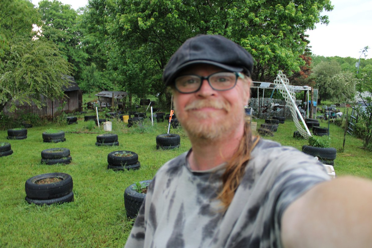 docsanderson's tweet image. #Scientists #Botany #Garden #Flowers #Food #Cardio @NatGeo @danpeckwx @HeartsofHeroes_ @Nature G Lizzie Mags finished out my day with mowing inner &amp;amp; outer gardens then it rained on me. Mwah Wet Beautifuls getting ready for Dinner #Pizza Night Lelon