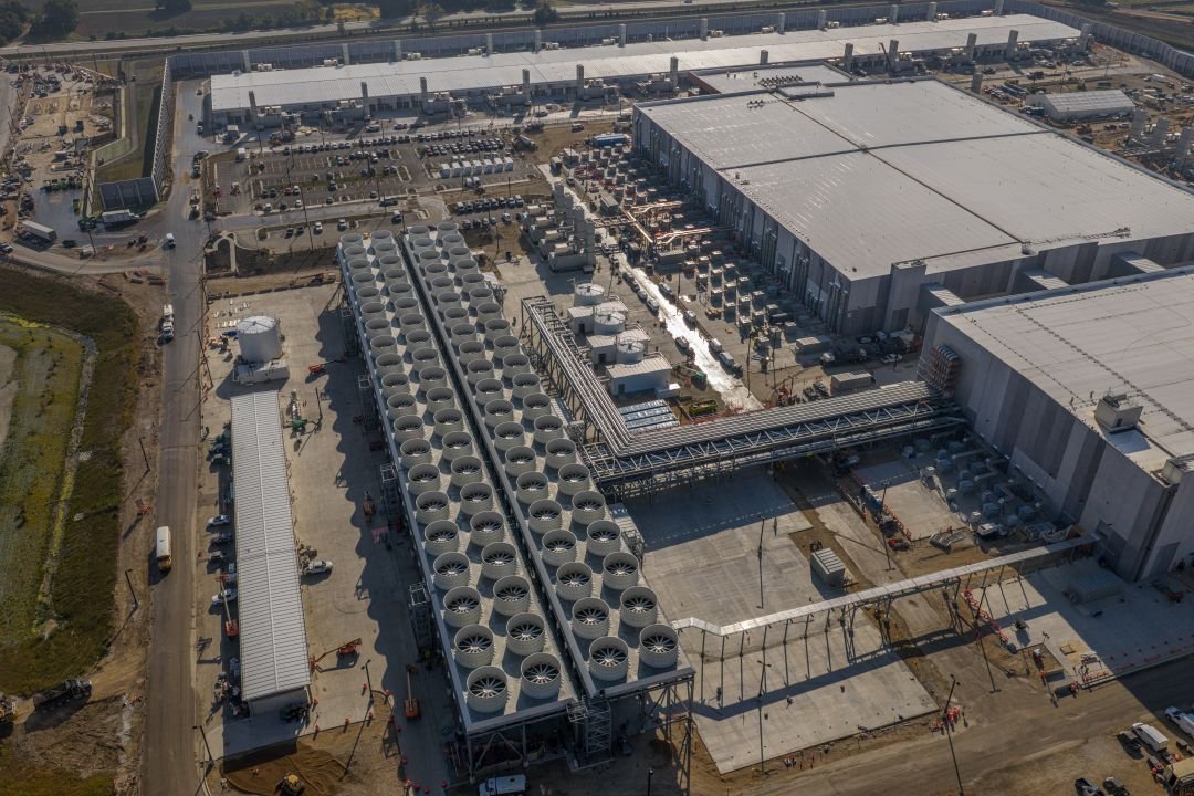 OCOCReport's tweet photo. 🚨These AI Data Centers Will Cause Energy & Water Prices to SKYROCKET Across the USA🚨
Texas is leading the way by destroying its coastline for Israeli desalination plants.
IDE’s $1 Billion facility will dump toxic hyper-salty brine + PFAS forever chemicals into the Gulf, while feeding power-hungry server farms that:
➡️Drink up to 5 million gallons of water per day
➡️Use as much electricity as a city of 300,000–500,000 people

The result? Polluted oceans, contaminated water, and massively higher energy + water bills for every American.
This is corporate greed on steroids.
Texas (and America) is being sacrificed for Big Tech.