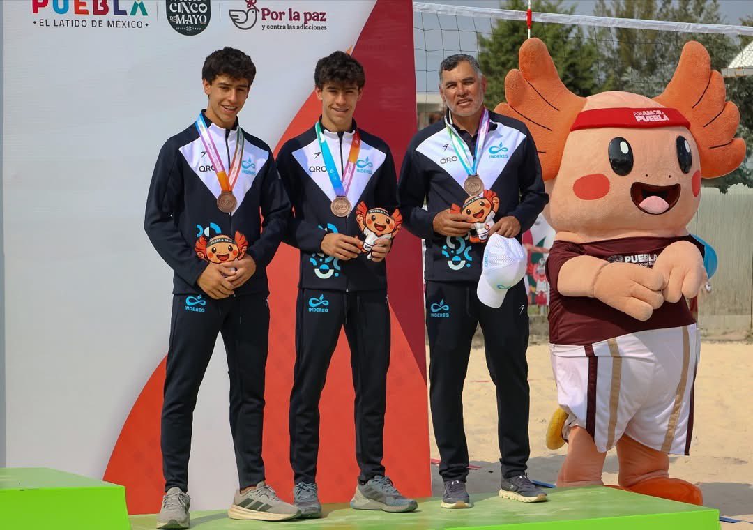Indereq_'s tweet photo. #ON26🇲🇽- ¡Histórico para Querétaro! 🔥 Los hermanos Bruno y Pablo Álvarez Flores le dan a nuestro estado la primera medalla en la categoría Juvenil Menor (2009-2010) en la disciplina de voleibol de playa ¡Y fue de bronce! 🥉🏝️🏐
#ConstruyendoCampeones #Indereq #Querétaro https://t.co/mecvpuEGFB