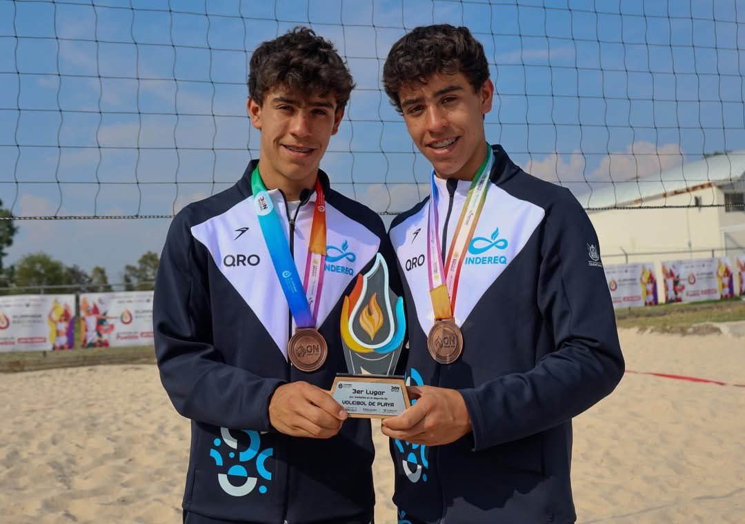 Indereq_'s tweet photo. #ON26🇲🇽- ¡Histórico para Querétaro! 🔥 Los hermanos Bruno y Pablo Álvarez Flores le dan a nuestro estado la primera medalla en la categoría Juvenil Menor (2009-2010) en la disciplina de voleibol de playa ¡Y fue de bronce! 🥉🏝️🏐
#ConstruyendoCampeones #Indereq #Querétaro https://t.co/mecvpuEGFB