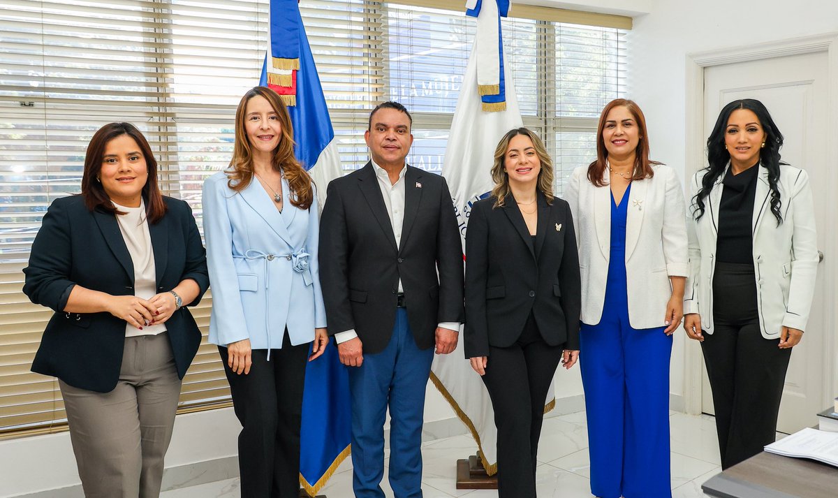 Nuestra ministra <a href="/GloriaReyesG/">Gloria Reyes</a> sostuvo una reunión con el director ejecutivo del Servicio Nacional de Salud (<a href="/SNSRDO/">Servicio Nacional de Salud</a>), Julio Landrón, para fortalecer la articulación en la atención a mujeres y adolescentes.

#MMujerRD #PrevenciónDeLaViolencia