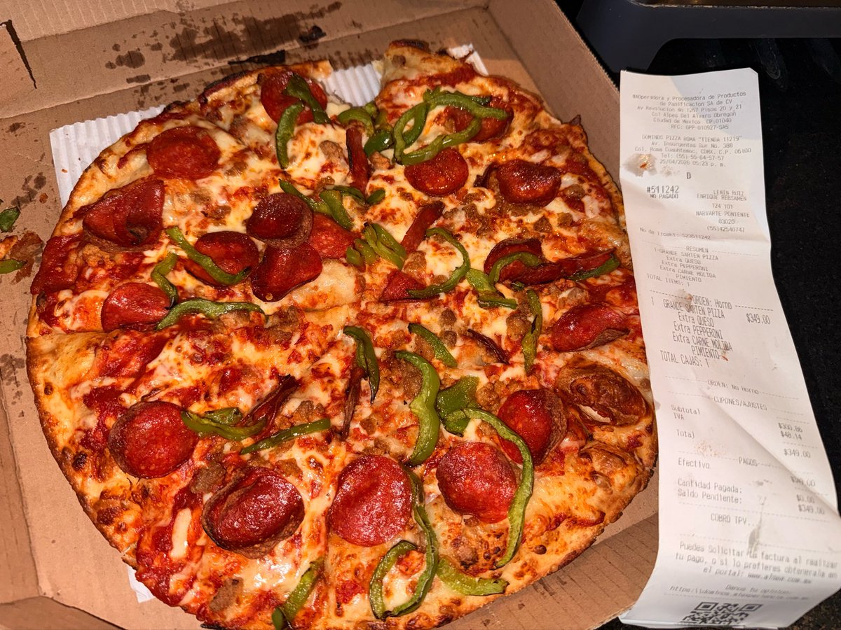 lenin_rui's tweet photo. @dominosmx En serio esto es EXTRA carne y EXTRA pepperoni? Puedo ver varias rebanadas que no tienen un solo trozo de carne y tienen solo una rodaja de pepperoni https://t.co/eVSpKd8L8K