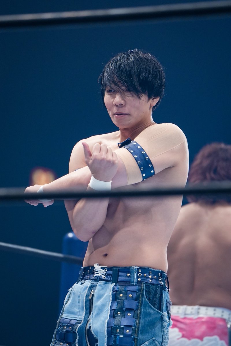 padme_____'s tweet image. SHOのディスりマイクをうっすら笑いながら聞いてるYOH😙

#njREDZONE
#SHO #YOH