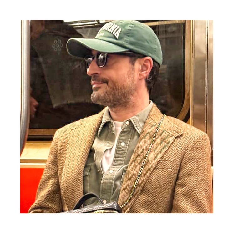 loc_que10334's tweet image. On a Saturday afternoon, I take the subway and enjoy some quiet time to myself. Every now and then, it’s important to slow down, unwind, and get ready for the weekend ahead! 😎🧳 #SaturdayVibes #SlowLiving #Unwind