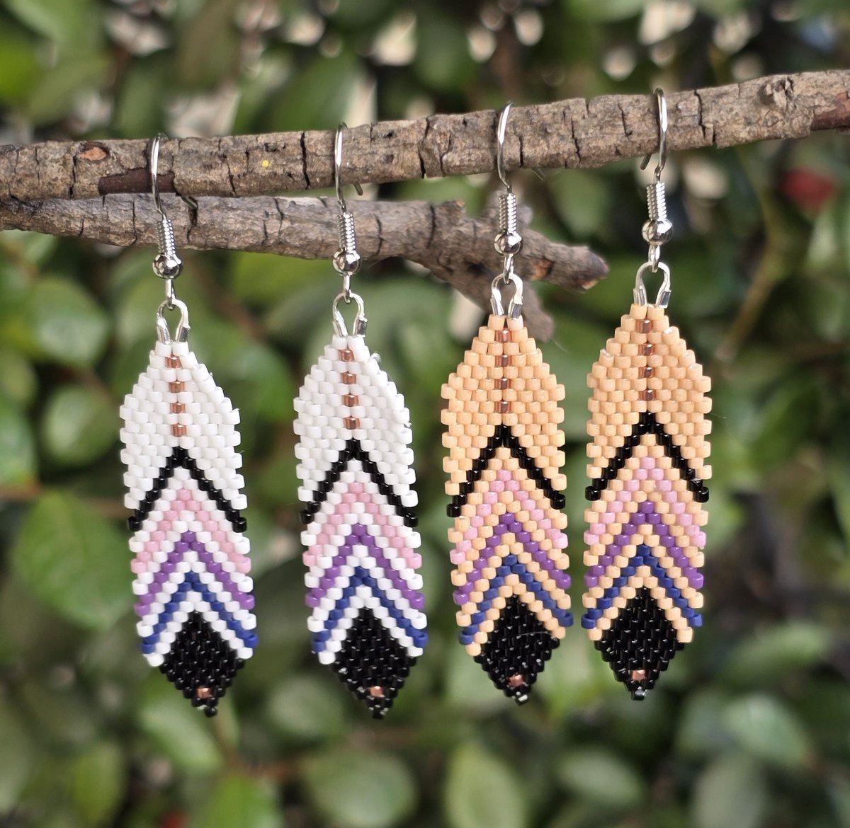 beauxbeautyblog's tweet image. New feather earrings available in my Et$y shop @ tidd.ly/6414bf00 w/ FREE US shipping! Kukwstumckacw- thank you for looking! 🪶 #AlaskaNative #FirstNations #NativeMade #SettlerSaturday
