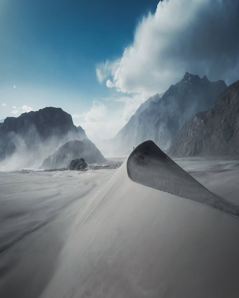mshafqat72's tweet image. Where golden dunes meet snow-crowned peaks, Sarfaranga Cold Desert in Skardu, Pakistan is nature’s rare masterpiece. 🇵🇰🏜️✨

#Sarfaranga #Skardu #Pakistan #ColdDesert #NatureWonder #TravelPakistan #MountainMagic #DesertBeauty #ExplorePakistan #HiddenParadise