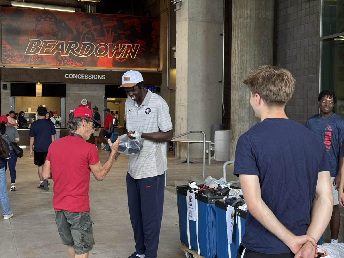 AZBandCatSports's tweet photo. .@ArizonaMBB’s Mabil Mawut is here at the Spring Showcase connecting with fans and collecting shoes for charity. 🏀👟

Learn how you can support at: https://t.co/tPL7XCOQxU https://t.co/WSPIcyHUmv