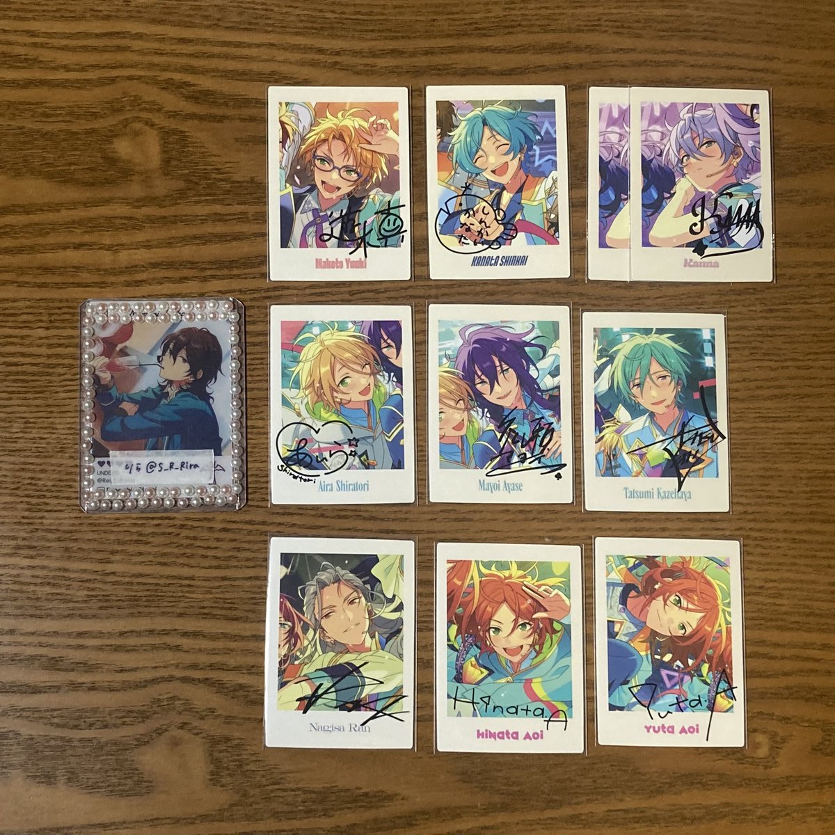 S_R_Rira's tweet photo. 【 交換 】あんスタ 10周年 ぱしゃっつ

譲：真 奏汰 カンナ 藍良 マヨイ 巽 凪砂 ひなた ゆうた
求：創2＞光2 斑1 ジュン1 みか1

一部コンプ目的で求めております。
本日スタライ大阪4/26夜公演前後手渡し優先
お気軽にお声掛けください☺︎ https://t.co/AKPv6VF6A1
