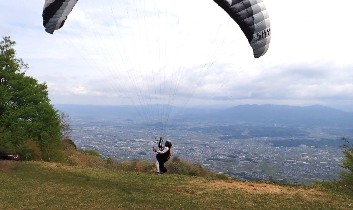kazehata's tweet photo. パラグライダーのテイクオフ。大和葛城山の奈良盆地側から。初めて近くで見て「すごい！」と声出ました。
ツツジ園上空を高く舞って、どこへ降りたのだろう。 https://t.co/G4ESIN6sh5
