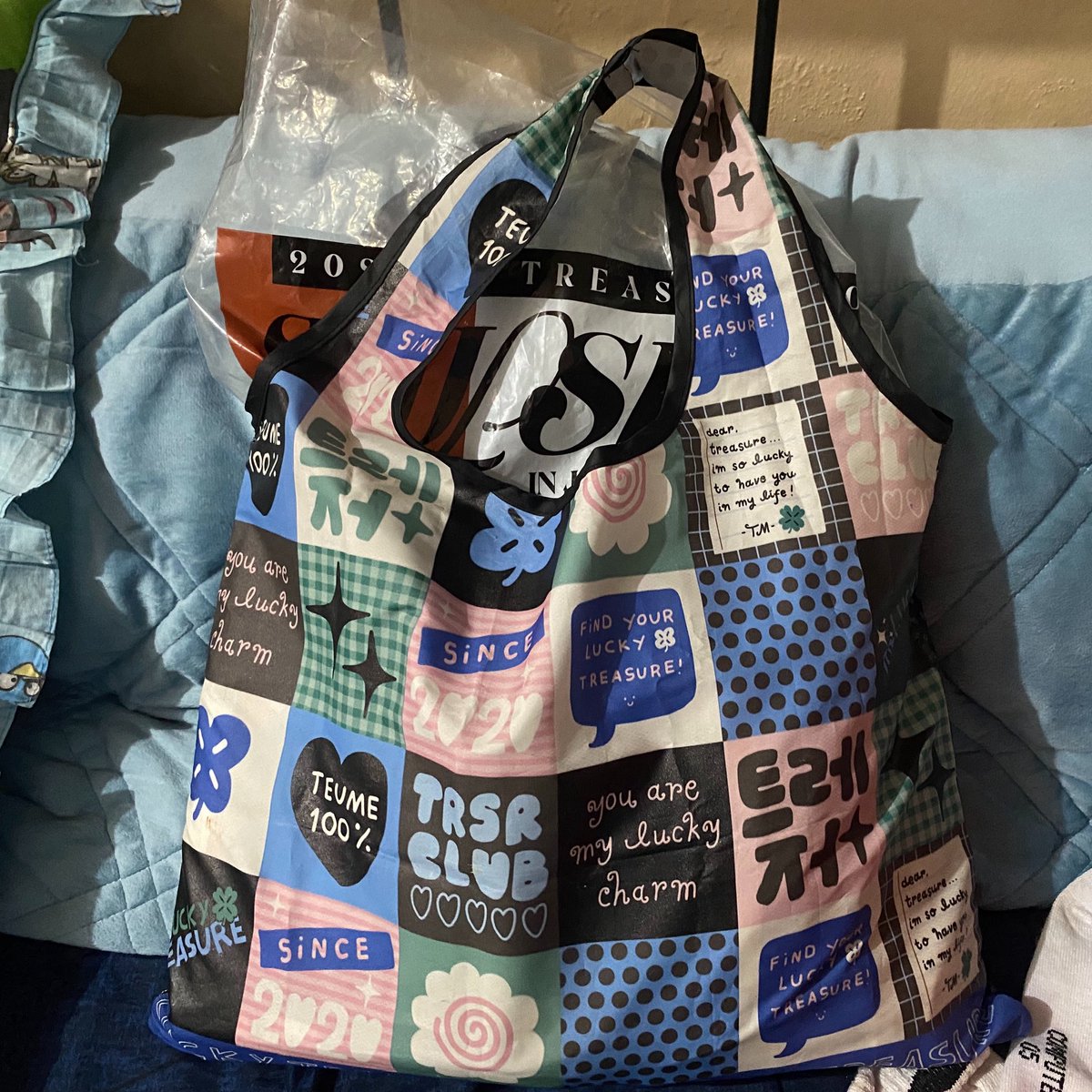 rudongie's tweet photo. hi hi! ini untuk tas freebies di day 2 yaa, dimohon untuk antri tertib seperti kemarin jadinya semua enak ketika terima freebiesnya. Kemungkinan aku akan stay di banner haruhwan lagi kayak kemarin, kalo berubah nanti aku infokan lagi! see youu 🤍 https://t.co/BX6yUGwyeG