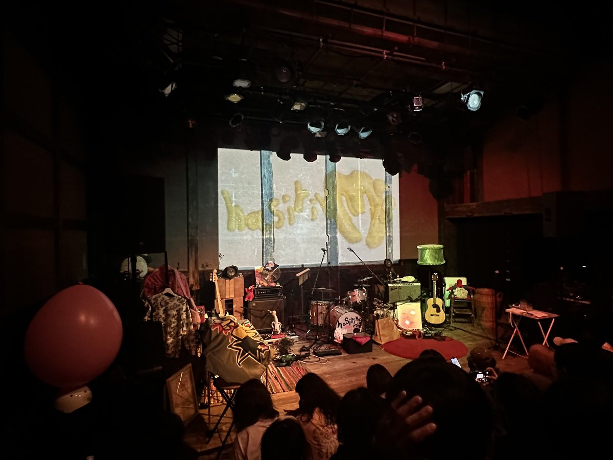 listofsheet's tweet photo. 昨日はザムザ阿佐ヶ谷でハシリコミーズ。すき家CMソングの花道を含めた新曲3曲、全部良いです！
ステージセット、衣装、ラストの音楽の次に君が好きの多幸感、今年のベストライブ更新しました！
#ハシリコミーズ #すき家 https://t.co/YwEyHpRh8z