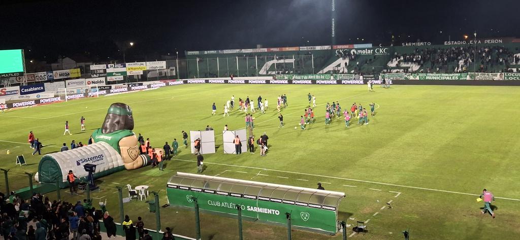 AdnVerdeJunin's tweet photo. Final del encuentro en Junín. Ganooooo el Verdeeeee!!! #Sarmiento 1 (Pasquini) - #Tigre 0. Con un jugador menos por la expulsión de Insaurralde, a puro resistir en los últimos minutos, el Verde vuelve a sumar de a 3 como local. https://t.co/p9UcerEODO
