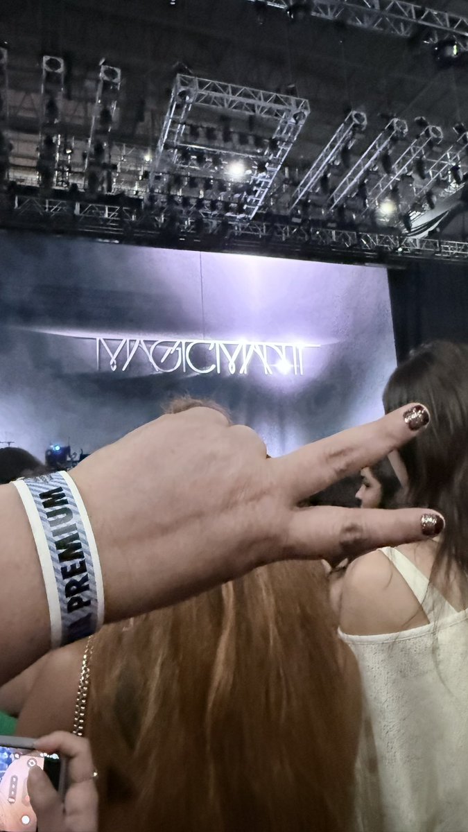 Feliz. Feliz! Com minha parceira de aventuras <a href="/VivianeSalomao/">Viviane Salomão</a> ❤️ <a href="/JacksonWang852/">Jackson Wang</a> ❤️ 
#JacksonWang
#MAGICMAN2inRiodeJaneiro
#MAGICMAN2WorldTour
<a href="/farmasiarena/">Farmasi Arena</a>