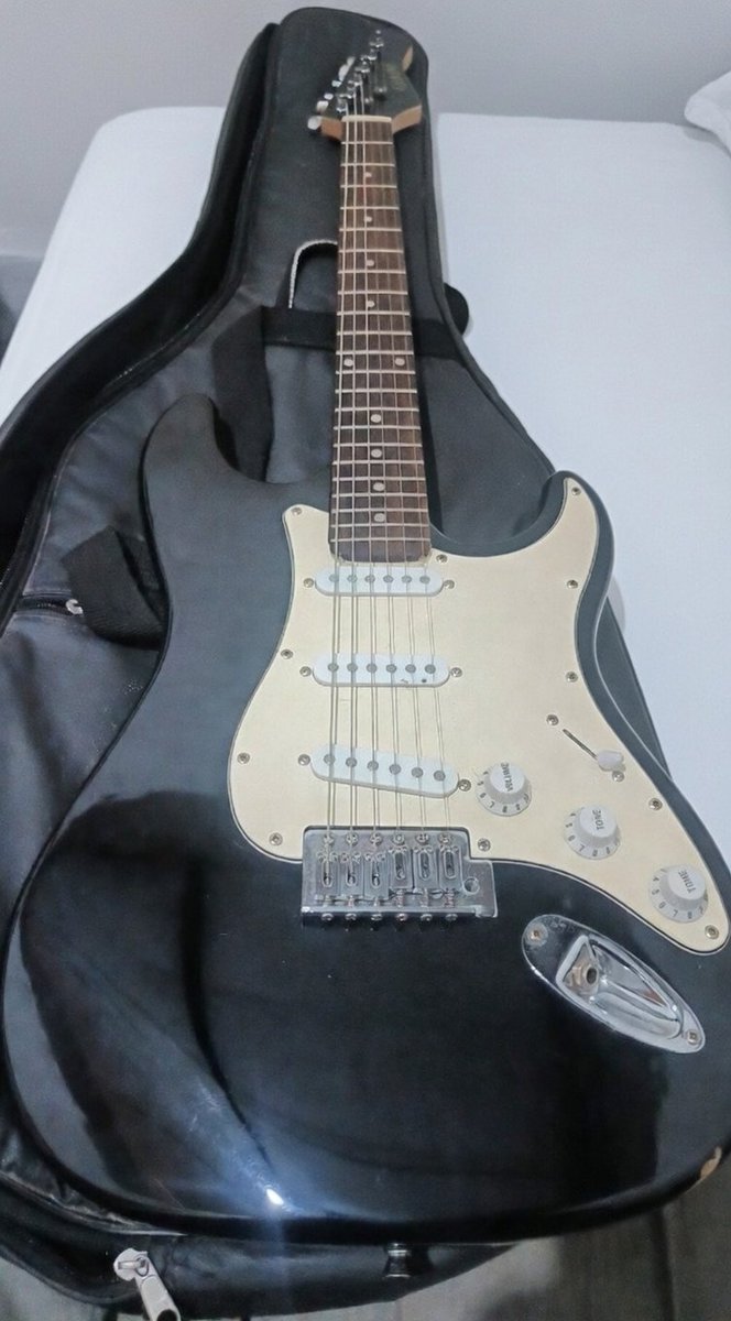 Ger_Nahuel's tweet image. VENDO TODO Y ME VOY A LA MIERDA, DIOS QUE ALGÚN PIBE/A QUE LE GUSTA TOCAR PERO SOLO TIENE 140MIL PESIRIOS LA COMPRE, CUERDAS NUEVAS, CALIBRADA, TE DOY LA FUNDA INCLUSO, SIN USO, PERO POR FAVOR LO RUEGO QUIEN SEA #VENTA #GUITARRA #ArgentinaParaArgentinos (?