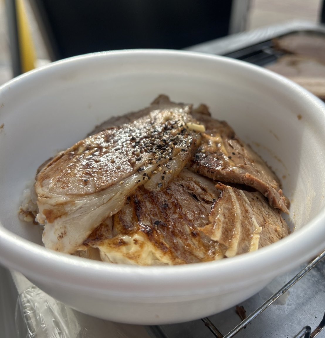 HiroshimaYWK's tweet photo. おはようございます😃

本日パチンコTOYOさんでの
豚丼イベント最終日‼️

テイクアウトもできますので
お気軽にお立ち寄り下さい♪😊

広瀬町店は昼の部のみの営業です🈺
本日もご来店お待ちしてます‼️ https://t.co/G0iVIzsPFs