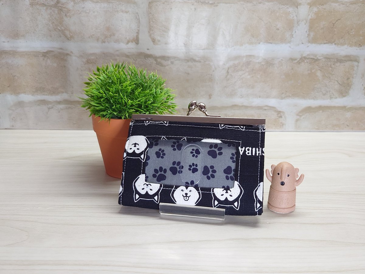 ★パスケースがま口👛★
柄:和柄柴犬

外のポケットにはICカードなど見える収納ができます。中にはポケットが二ヶ所あり。チャージ用のお札やカードなど入ります。浮き足口金を使用しているので、足部分にリードなども後付け🆗✌️
#ハンドメイド
#がま口
#アルトヴァリエ
#arteVarie