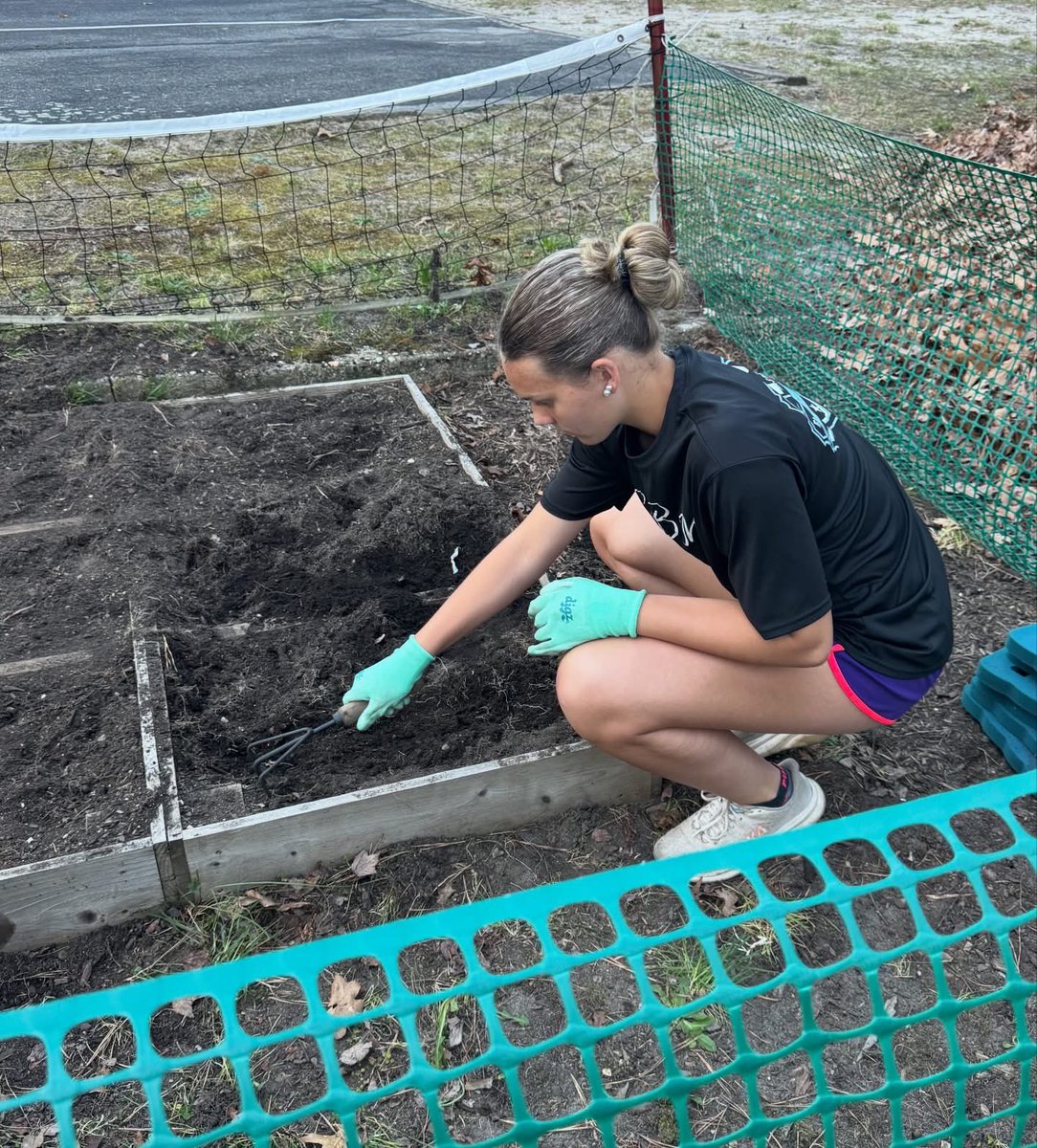 addie_ingwersen's tweet image. Did some planting at the Girl Scout campground this week in their community gardens. Paying it forward for the younger girls to enjoy! 🌼🌺🌹🌱 
#mambamentality #builtdifferent #hardestworkerintheroom
@ImCollegeSoccer @ImYouthSoccer @imwomenssoccer @SteveCoxonCSN  @TheSoccerWire
