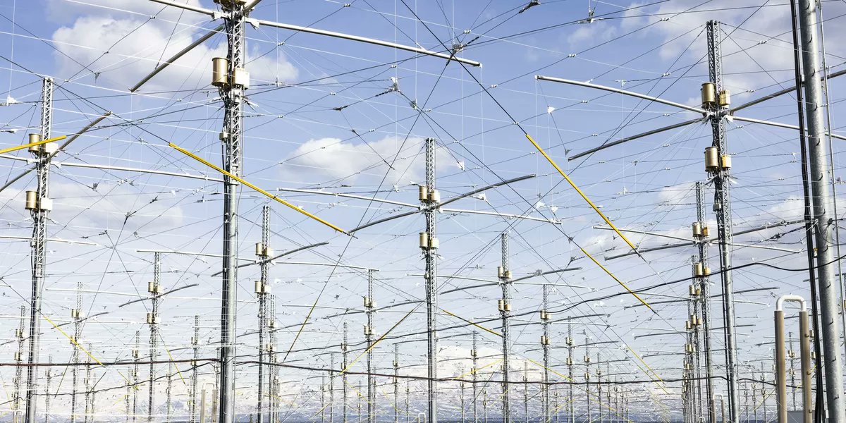 PecintaSejarah2's tweet photo. Perubahan signifikan yang terjadi di Iraq dan Iran setelah instalasi radar dan HAARP (High-frequency Active Auroral Research Program) milik AS di Timur Tengah berhasil dimusnahkan oleh IRGC.

Tidak hanya sanggup mempertahankan kedaulatan negaranya, IRGC juga berhasil merebut kembali kedaulatan cuaca yang selama ini dimodifikasi melalui perangkat HAARP dan mengakibatkan terjadinya kekeringan panjang di kawasan tersebut.

Kini hujan deras mengguyur Iran dan Iraq, mengembalikan kesuburan tanah dan mengisi kekosongan persediaan air.

Ini bukti nyata bahwa penguasaan teknologi adalah kunci kemenangan peradaban bagi suatu bangsa, bukan dengan sajen maupun cawan kuningan yang dipukul-pukul macam kepercayaan ala Bani Makoli maupun Bani Syududu.

😁