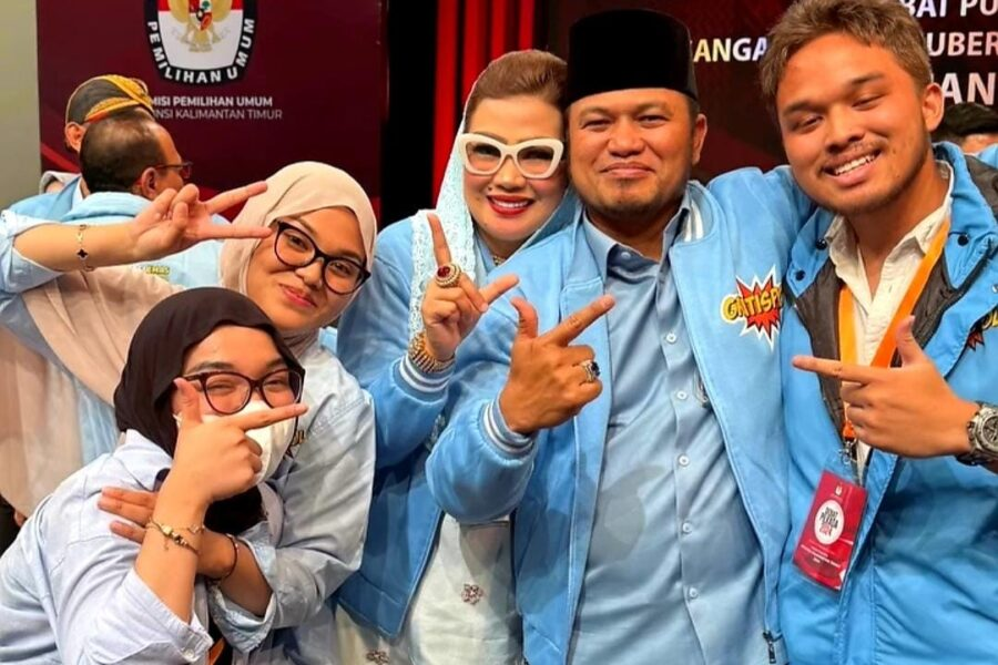 LambeSahamjja's tweet photo. Guys, demo besar di Samarinda kemarin bukan muncul tiba-tiba. 
Ini adalah ledakan yang sudah lama ditahan dari tekanan yang dibangun selama lebih dari satu dekade.

Dan untuk memahami kenapa ribuan orang turun ke jalan sampai ada gas air mata dan water cannon kita perlu mundur dulu dan lihat gambar besarnya.

Ini bukan sekadar soal mobil mewah Rp8,5 miliar atau renovasi rumah Rp25 miliar.
Itu adalah pemicu terakhir. 
Tapi akar masalahnya jauh lebih dalam.

Dinasti Mas'ud dari pengusaha ke penguasa:

Semua berawal dari Haji Mas'ud pengusaha berdarah Mandar yang membangun bisnisnya di Balikpapan. 
Bisnisnya berkembang di sektor yang paling strategis di Kalimantan Timur: logistik, minyak dan gas, perkapalan.

Dari situ lahirlah PT Barokah Perkasa Grup yang mengoperasikan puluhan kapal tanker dari Sabang sampai Merauke. 
Sumber keuangan yang besar. 
Stabil. 
Mandiri.

Dan ketika punya uang sendiri yang besar mereka tidak perlu bergantung pada siapapun untuk masuk ke politik.
Strategi yang berbeda dari dinasti politik biasa:
Kebanyakan dinasti politik menaruh satu orang di satu posisi besar. 

Dinasti Mas'ud melakukan sesuatu yang lebih canggih: menyebarkan kekuasaan ke semua posisi strategis sekaligus.

Rahmad Mas'ud Walikota Balikpapan. 
Pusat ekonomi dan logistik Kaltim.

Abdul Gofur Mas'ud Bupati Penajam Pasar Utara. Wilayah yang kemudian jadi lokasi IKN.

Hasanuddin Mas'ud Ketua DPRD Provinsi Kalimantan Timur. 
Pemegang kontrol anggaran daerah.

Rudi Mas'ud Anggota DPR RI, lalu Gubernur Kaltim.

Syarifah Suraidah istri Rudi. 
Anggota DPR RI menggantikan posisi suaminya.

Satu keluarga. 
Eksekutif provinsi. 
Legislatif provinsi. 
Eksekutif kota. 
Legislatif pusat. 
Semuanya sekaligus.

Dan ini yang membuat sistemnya sangat berbahaya:
Dalam sistem demokrasi yang sehat DPRD bertugas mengawasi gubernur. 
Anggaran yang diajukan gubernur harus disetujui dan diawasi DPRD.

Tapi ketika gubernurnya adalah Rudi Mas'ud dan ketua DPRD-nya adalah Hasanuddin Mas'ud kakak kandungnya sendiri 

Siapa yang mengawasi siapa?
Fungsi check and balance yang seharusnya menjadi benteng terakhir perlindungan uang rakyat lenyap. Bukan karena sistemnya tidak ada. 
Tapi karena sistemnya diisi oleh orang-orang yang sama.

Kasus korupsi yang pertama dan ini bukan masa lalu yang terlupakan:
Abdul Gofur Mas'ud adik bungsu keluarga ditangkap KPK pada Januari 2022 dalam operasi tangkap tangan. 
Ditemukan Rp1 miliar tunai dalam koper bersama barang mewah lainnya.

Uang itu diduga berasal dari kontraktor proyek jalan senilai Rp64 miliar di Penajam Pasar Utara.
Divonis 5,5 tahun penjara. 
Tapi ketika masih menjalani hukuman terseret kasus lain lagi soal penyertaan modal pemerintah daerah.

Dan ini terjadi di wilayah yang kemudian menjadi lokasi IKN simbol masa depan Indonesia.

Ketika media mulai bertanya ini yang terjadi:
Juli 2025. 
Seorang jurnalis bernama Fatih mencoba mengajukan pertanyaan kritis kepada Gubernur Rudi dalam sebuah acara resmi.

Pertanyaannya langsung dihentikan oleh asisten pribadi gubernur yang berlatar belakang militer Syarifah Alawiyah.

Kalimat yang dia ucapkan: "Tandai-tandai."
Seperti ancaman. 
Dan diucapkan di depan umum.

Tidak ada sanksi nyata dari gubernur. 
Tidak ada tindakan tegas. Hanya permintaan maaf di media sosial dari si asisten.

Pesan yang diterima publik sangat jelas: kritik tidak disambut baik di sini.

Lalu satu per satu kontroversi muncul:

Februari 2026 — bocor dokumen rencana pembelian mobil dinas mewah seharga Rp8,5 miliar untuk gubernur. 
Alasan resmi: kondisi geografis Kaltim yang berat. 
Dibatalkan setelah tekanan publik tapi sempat hampir jalan karena DPRD sudah menyetujuinya. DPRD yang ketuanya kakak gubernur.

April 2026 — rencana renovasi rumah jabatan gubernur senilai Rp25 miliar. 
Mencakup furnitur baru, video wall, peralatan dapur mewah, ruang kebugaran, meja biliar. Di saat masyarakat masih menghadapi masalah infrastruktur, pendidikan, dan layanan kesehatan.

Dan meledaklah demonstrasi 21 April 2026 Hari Kartini:

Ribuan orang dari berbagai latar belakang mahasiswa, buruh, pemuda, masyarakat umum bergabung dalam Aliansi Perjuangan Masyarakat Kaltim.

Dana aksi dikumpulkan secara sukarela sekitar Rp26 juta dari masyarakat. 
Bukan dari partai. 
Bukan dari kelompok kepentingan. 
Dari rakyat biasa yang sudah cukup.

Tuntutan mereka tiga hal:
Audit menyeluruh semua kebijakan anggaran besar.
Akhiri praktik korupsi kolusi nepotisme dan dominasi politik keluarga.

DPRD gunakan hak angket untuk menyelidiki gubernur meskipun yang memimpin DPRD itu kakak kandungnya sendiri.

Tekanan massa akhirnya membuat tujuh fraksi DPRD menyatakan akan membahas hak angket. 
Itu kemenangan awal.

Tapi situasi kemudian memanas:

Aksi resmi aliansi selesai pukul 17 WITA. 
Setelah itu muncul kerusuhan yang aliansi sendiri menyatakan tidak bertanggung jawab dan menduga ada provokator dari luar yang memperkeruh.

Polisi membubarkan massa dengan gas air mata dan water cannon.

Jurnalis yang meliput menjadi sasaran alat kerja dirampas, rekaman dihapus.

Dan gubernur Rudi Mas'ud tidak muncul memberikan penjelasan langsung di momen paling kritis itu. 
Tidak menemui massa. 
Tidak menemui jurnalis. 
Pergi dengan pengawalan ketat.

Keesokan harinya area kantor gubernur ditutup rapat. Akses jurnalis dibatasi.

Dan Rudi memilih bicara melalui media sosial menyebut demonstrasi sebagai "kontrol sosial yang baik" sementara di lapangan ada gas air mata dan jurnalis yang dipukul.

Ini yang paling perlu dipahami:
Dinasti politik bukan hanya soal satu keluarga yang kebetulan punya banyak anggota berbakat.

Dinasti politik adalah sistem yang secara aktif menutup ruang kompetisi dengan uang, dengan jaringan, dengan koalisi gemuk yang tidak memberi ruang bagi calon alternatif sehingga pilihan rakyat menjadi tidak benar-benar bebas.

Ketika semua posisi kunci diisi oleh lingkaran yang sama tidak ada pengawasan yang efektif. 
Tidak ada akuntabilitas. Tidak ada rem.

Dan ketika tidak ada rem anggaran bisa digunakan untuk mobil Rp8,5 miliar dan renovasi rumah Rp25 miliar. 
Pertanyaan kritis jurnalis bisa dihentikan dengan kata "tandai-tandai." Demonstrasi bisa direspons dengan kawat berduri dan gas air mata.

Yang terjadi di Kalimantan Timur bukan kerusuhan yang muncul tiba-tiba.

Ini adalah akumulasi kemarahan dari rakyat yang melihat satu keluarga menguasai hampir semua jalur kekuasaan di daerah mereka dan menggunakan kekuasaan itu bukan untuk rakyat yang memilihnya.

Dan ketika jalur-jalur normal sudah tidak berfungsi karena DPRD yang seharusnya mengawasi justru diketuai kakak kandung gubernur rakyat tidak punya pilihan lain selain turun ke jalan.

Itu bukan kerusuhan. 
Itu adalah gejala dari sistem yang sudah lama rusak.
Dan obatnya bukan gas air mata. 
Tapi akuntabilitas yang nyata yang belum terlihat di sana.