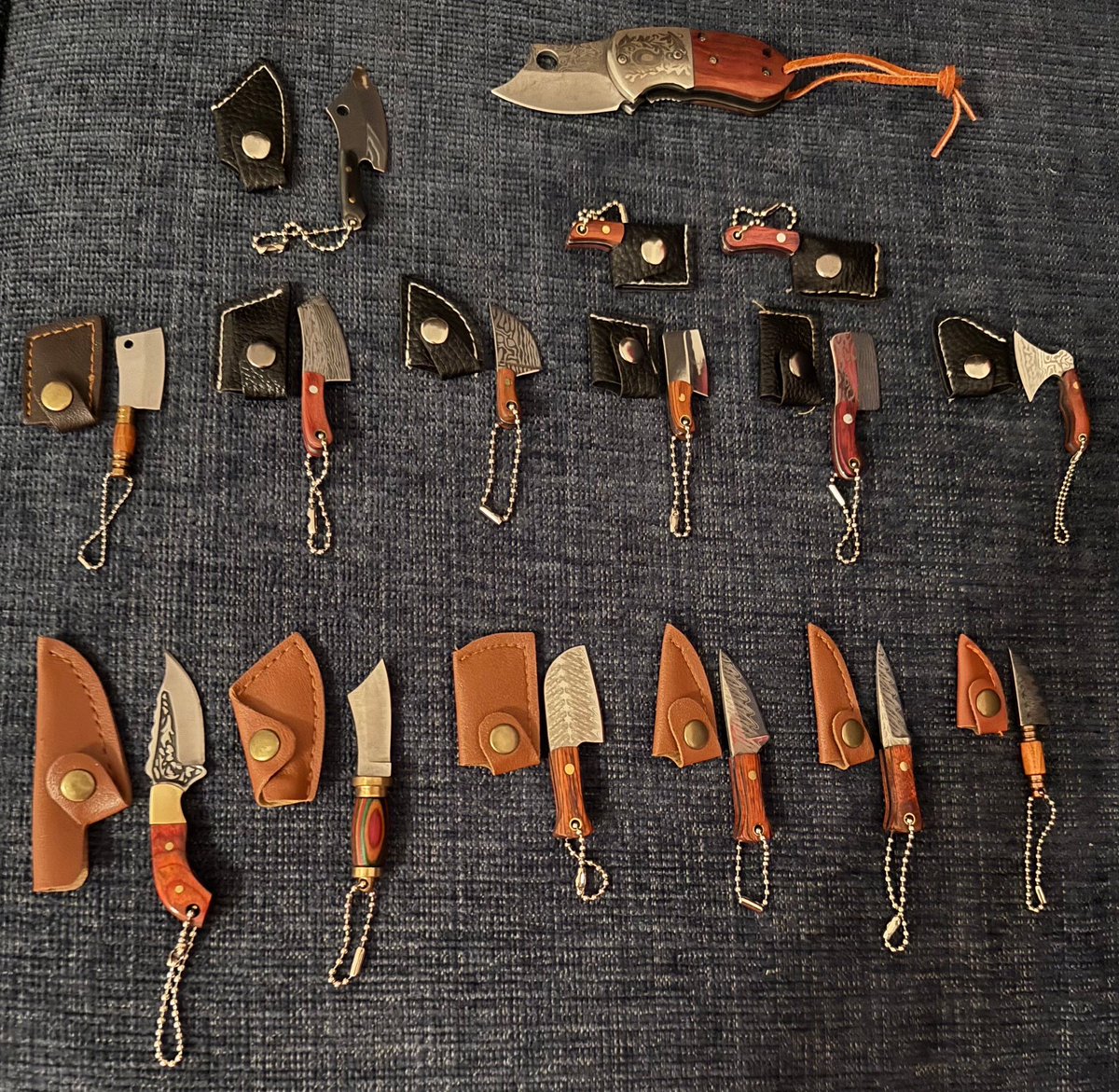 MajorFlakes's tweet photo. Check out my mini knife collection. Don't nobody even think about breaking in! https://t.co/wx3OHW4oTh
