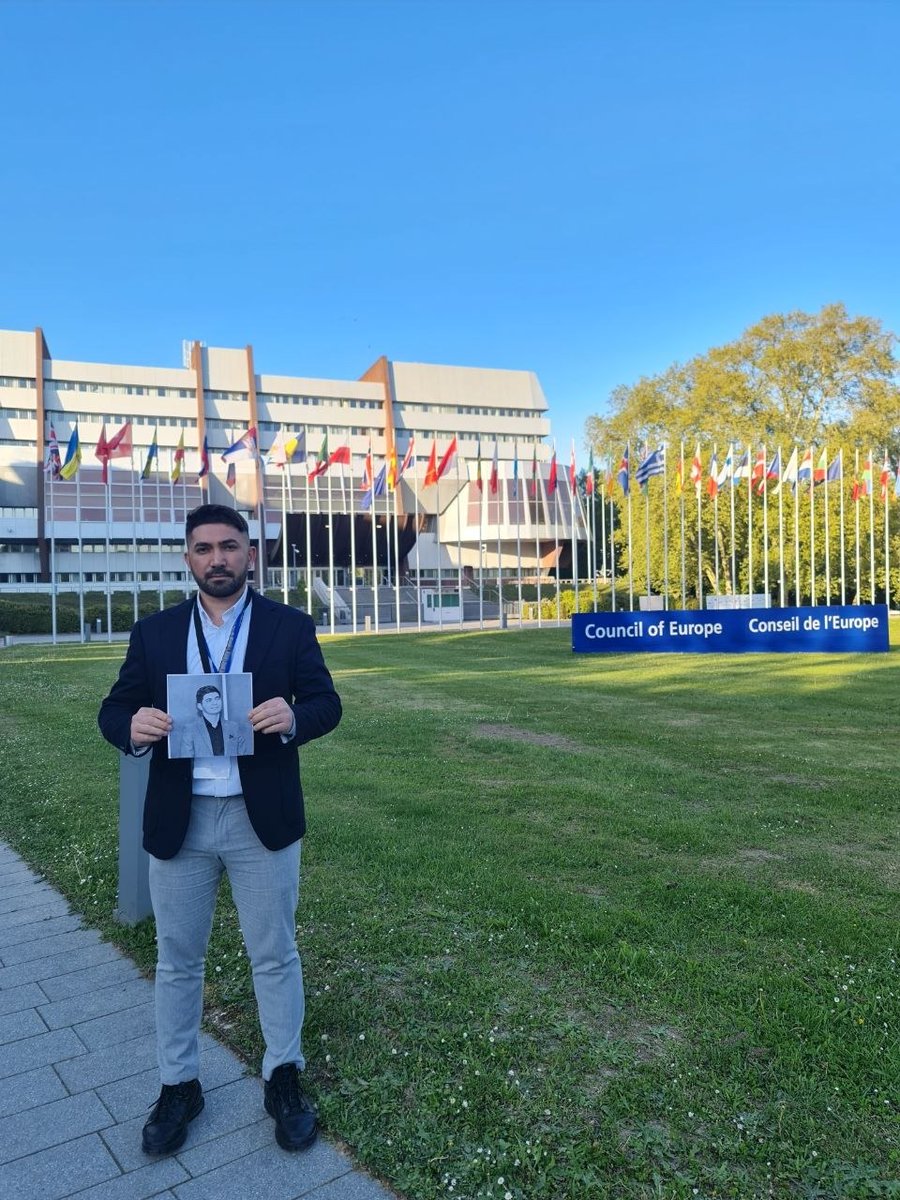 freeahmadmammad's tweet photo. Avropa Şurası Parlament Assambleyasının binası önündə jurnalist Kamran Nəsirli siyasi məhbus Əhməd Məmmədlinin vəziyyətinə diqqət çəkmək üçün fərdi aksiya təşkil etmişdir.
Azadlıq və ədalət çağırışı davam edir.
#FreeAhmadMammadli https://t.co/FGlaVRyFun