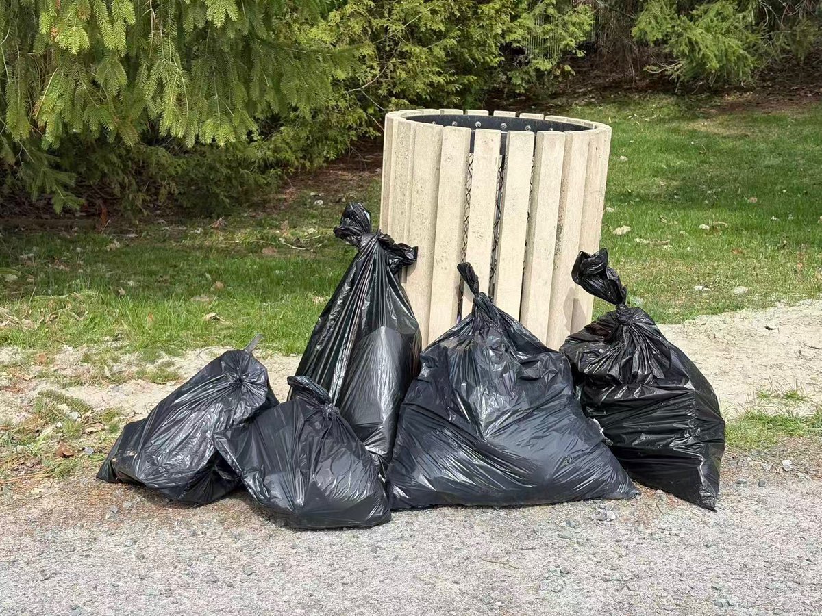 kanatalakesca's tweet photo. Thank you to these volunteers who were spending their Saturday Cleaning the Capital in Kanata North! #InsmilPark

Thank you KLCA Board Member Shannon Wang for her work convening and cleaning with some great neighbours. https://t.co/QZAvRcUtFU