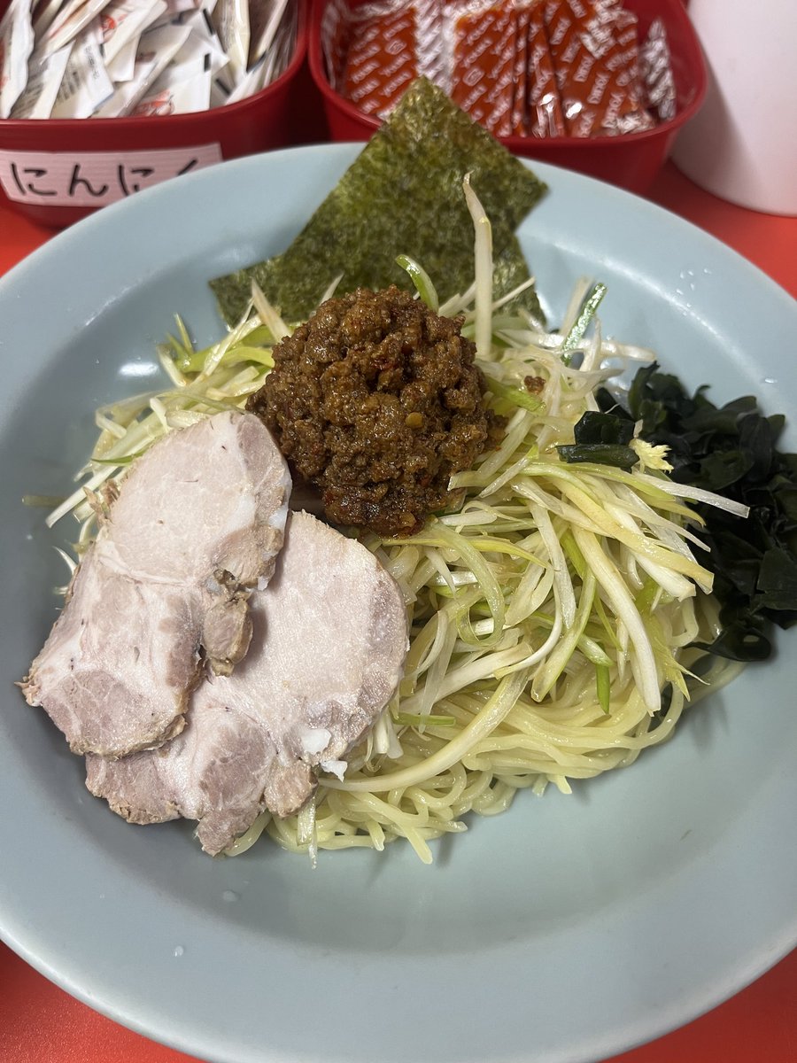 setonoossan's tweet photo. ニューラーメンショップ主水の黒ゴマ坦々つけ麺+チャーシューTP

黒胡麻の香ばしい風味が良いです。食べ方が下手なのか細麺を啜ると跳ねてつけ汁が飛び散ります。ゆっくり啜りましょう🤣久々にネギも食べることが出来て良かった。
ご馳走様でした😋
#ニューラーメンショップ主水 
#瀬戸市 https://t.co/PBm1x4fJhg