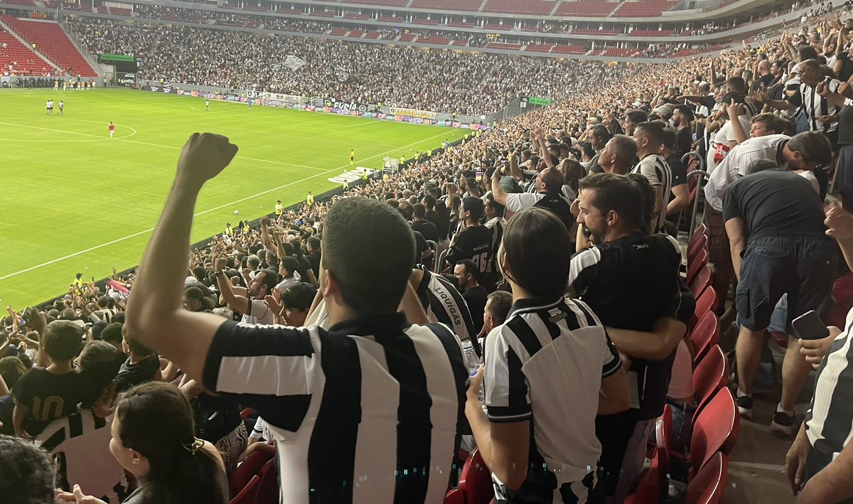 fogoeterno's tweet photo. Torcida do Botafogo no Mané Garrincha encheu os dois setores reservados para ela. https://t.co/YCcW4UKiiU