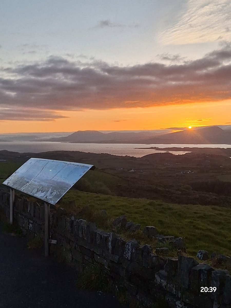 ThisIsIreland3's tweet image. Sunset at Seskin 🌄🌅

Goodnight from Ireland ☘️
Sleep well and peacefully 💚

📍Bantry, West Cork-Éire 🇮🇪

📸 Lesley Thornton

#Goodnight #Ireland #Cork #Seskin  #Bantry #Sunset #Peace #Westcork #Sleep