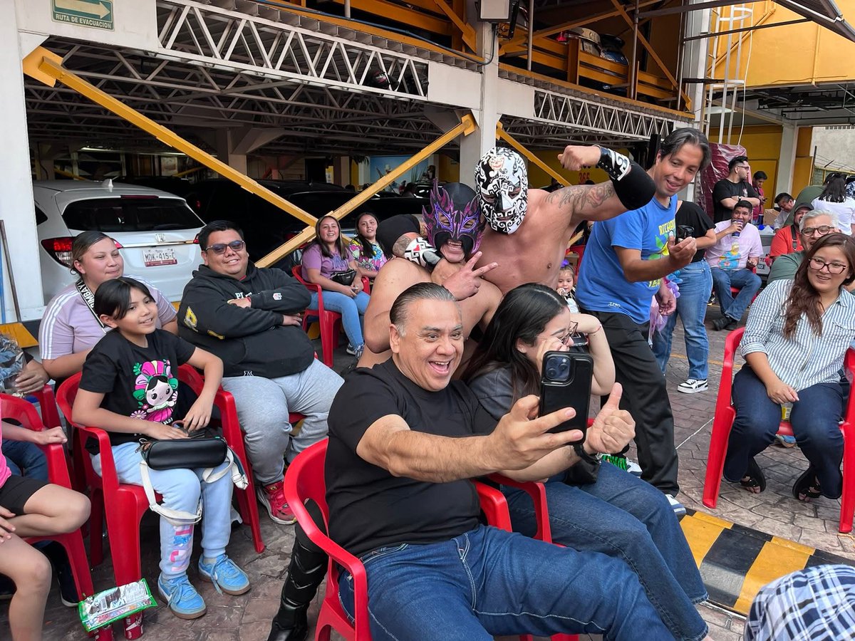 LaTijeraLucha's tweet photo. La segunda lucha del festejo del día del niño en #LaPolar es para la pareja ruda de #ReyMictlan y #RamboJr al vencer de buena forma a #Radioactivo y #NightFury, quienes prendieron el ambiente de los comensales y visitantes del restaurante de birria 🔥
#latijeraluchalibre https://t.co/qUPO2uIS77