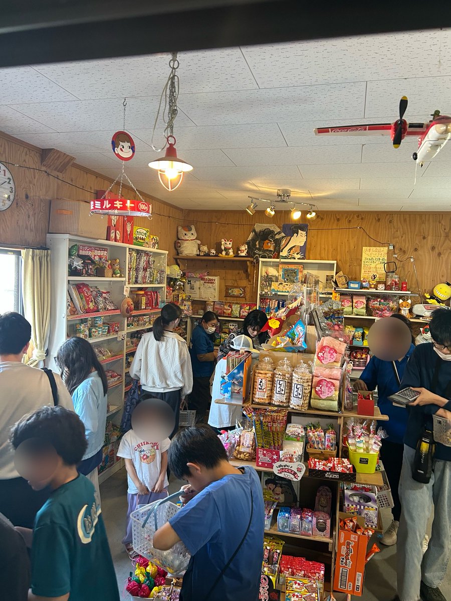 駄菓子屋で大っきいおチビちゃんが突然
「いつも笑顔でいてくれてありがとう」
僕「えっ⁈」
「羨ましいです。いつも笑顔でいれて」
僕「えっ?どうしたん?」
「僕…色々普通じゃないから笑顔なんて」
大粒の涙がポロポロ😭
僕…肩を引き寄せギュ〜💕
大丈夫だよ少年きっと君の未来は明るい　ガンバレ📣