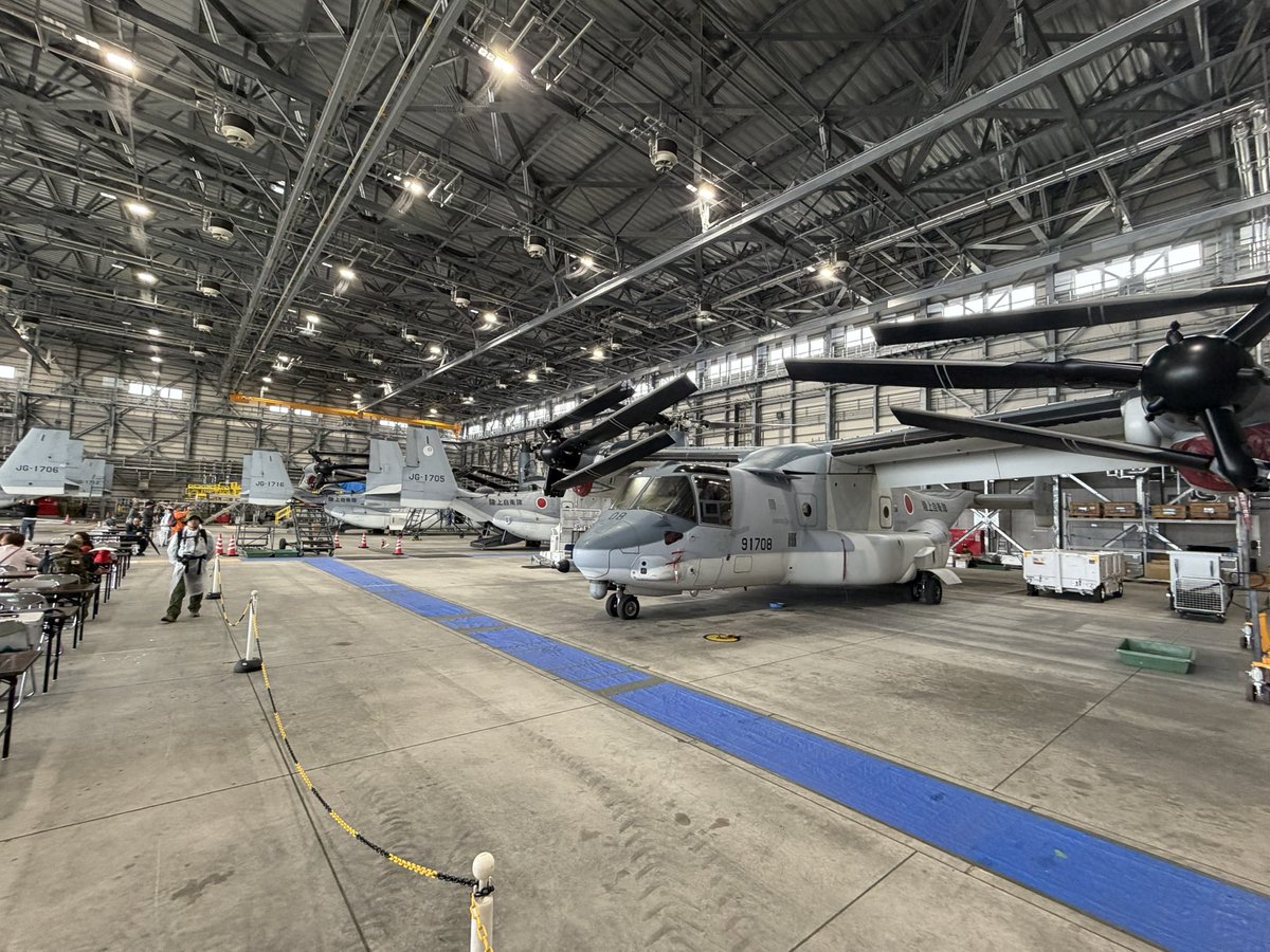 ズラリと並ぶ。
航空祭では見なかった格納モードが見れますな。