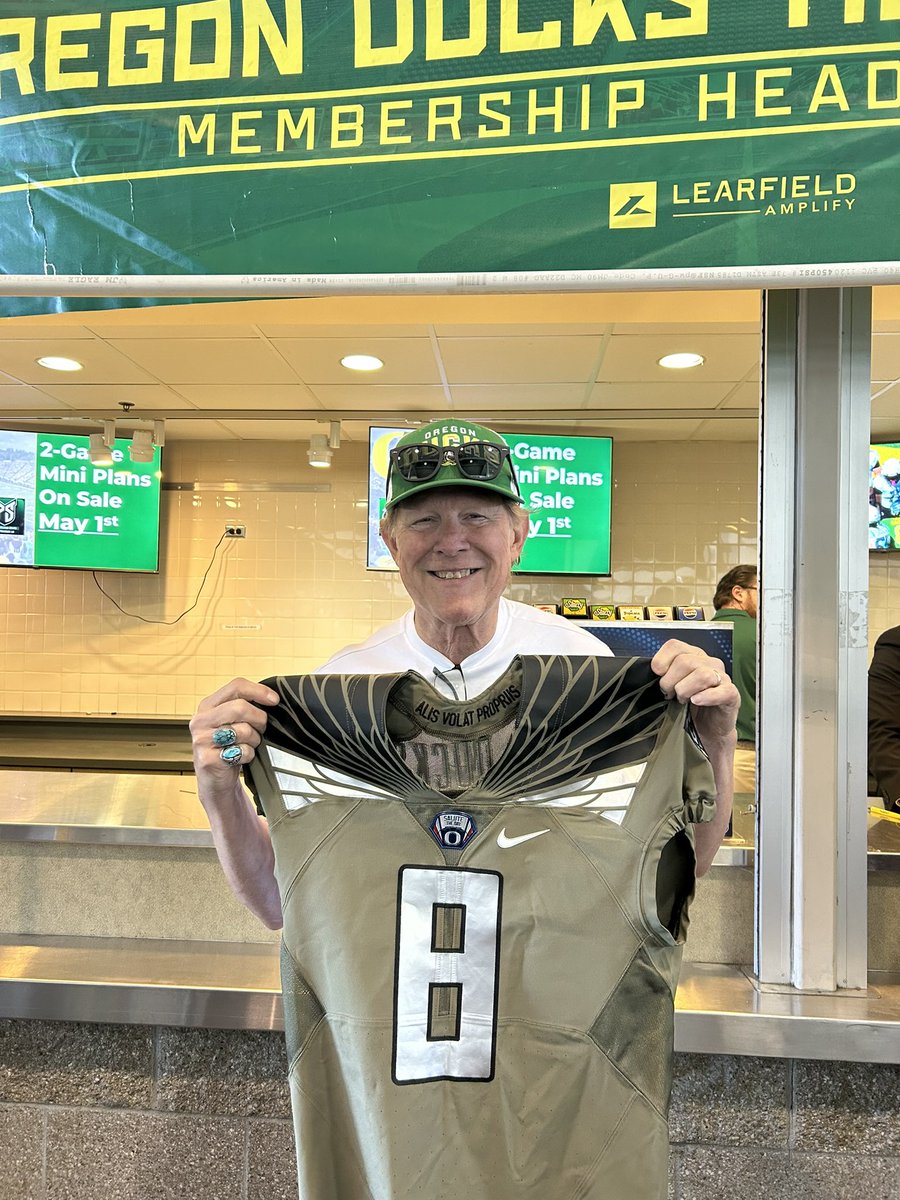 OregonDuckTix's tweet photo. Congrats to our grand prize winner at today’s @oregonfootball Spring Game. 

#GoDucks! https://t.co/w8pky6U146