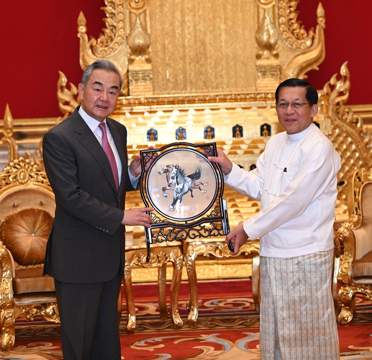 Myanmar_Watch12's tweet image. Myanmar junta doubles down on China ties 🇲🇲🤝🇨🇳-backing Xi’s global stance while Beijing pledges continued support. Power politics over people again? The world is watching 👀🔥
#Myanmar #China #Geopolitics #ASEAN #HumanRights