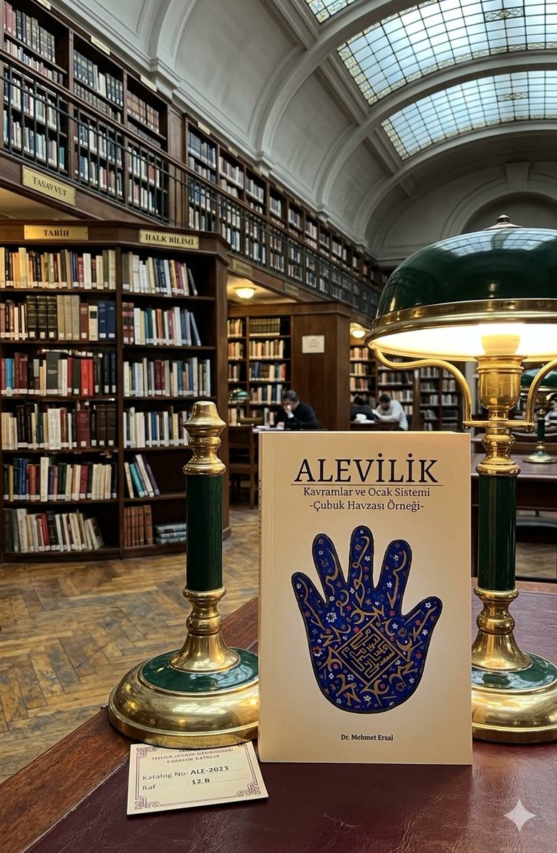 Alevilik_Okulu's tweet photo. Çalışma alanı "Alevilikteki ocak sistemi" üzerine olan ülkemizdeki birkaç akademisyenden birisi olan Prof. Dr. Mehmet ERSAL, güncel baskısı bulunmayan bu eserinde alana ilişkin ciddi bir mesai harcamıştır. 

2016 senesinin başında, Mehmet ERSAL tarafından kaleme alınan 
ve aynı zamanda yazarın doktora tezi 
olarak sunduğu “Alevilik: Kavramlar 
ve Ocak Sistemi -Çubuk Havzası Ör-
neği-” adlı çalışma, 5 yıllık bir alan araştırmasının ürünüdür. Yazar, bu zaman diliminde toplamda 380 gün alanda araştırma yapmış ve 590 kaynak kişiyle bire bir görüşmeler gerçekleştirmiştir.  

Alevilikle ilgili okuma yapacakların muhakkak istifade etmesi gereken bu eserin, yeniden basılmasını ve meraklılarının istifadesine sunulmasını temenni ediyoruz. 

@mhmtersal