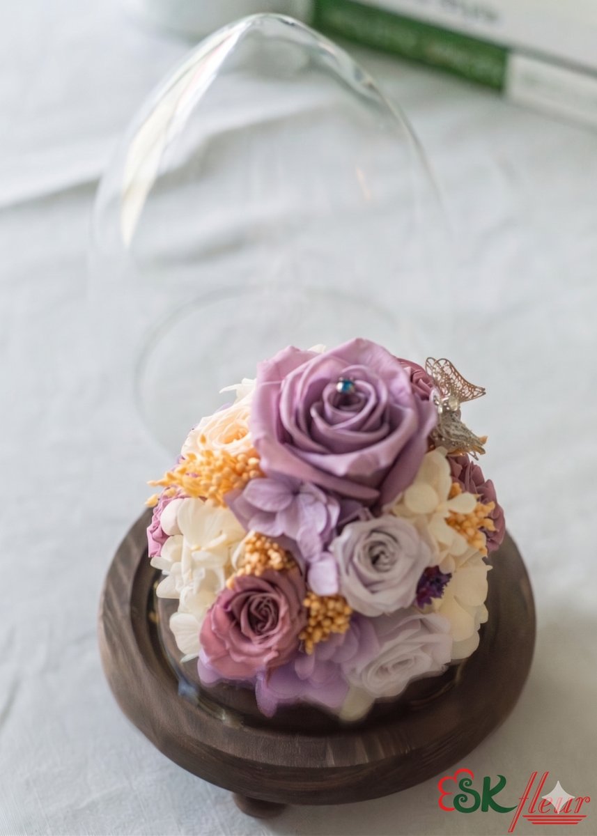 Skfleursg's tweet image. Handcrafted &amp;amp; everlasting — Preserved Flowers Dome (Lilac &amp;amp; White Rose) in a glass dome. No watering, just timeless beauty. Free shipping. Only a few left. wix.to/uBJ0ijt #PreservedFlowers #GiftIdea #HomeDecor