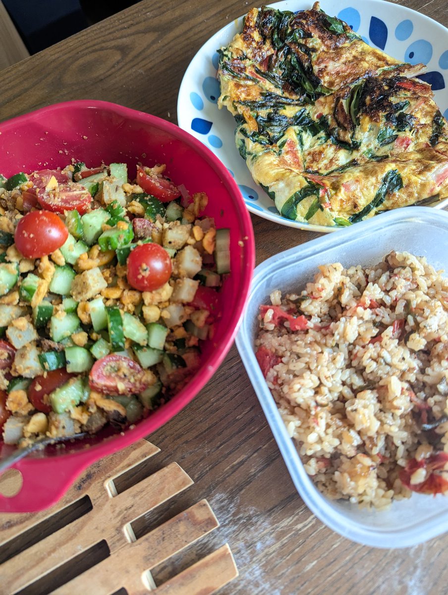 先日、独女の朋さん <a href="/Debulicious/">独女の朋 Dokujo no tomo</a>
に教えていただいた、サモサスナックサラダを作りました😆
具は今回、ミニトマト１パック、キュウリ3本、新じゃが １個（角切りレンチン）を砕いたサモサと混ぜるだけでボウルいっぱい‼️
野菜たっぷり大満足の美味しさでした😍✨