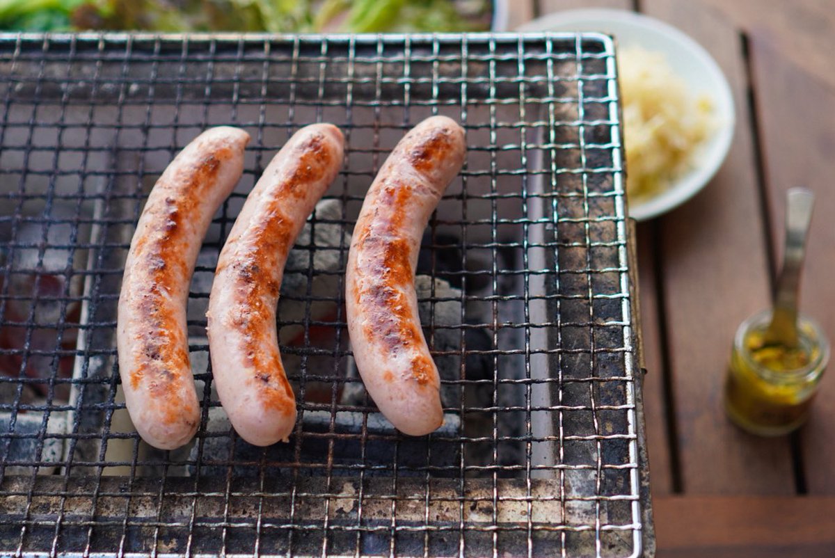 NeufrankSmoke's tweet photo. これからの「焼き」シーズンに最高のアイテム“ジンジャーヴルスト”発売です🔥

生姜の爽快な味わいとシャキシャキとした食感、ジューシーな粗挽き肉の旨みと香りの絶妙なハーモニーをお楽しみください！

マスタードをディップしてお召し上がりください〜
https://t.co/oDdRIkP1HE https://t.co/MoyFs7EJ8e