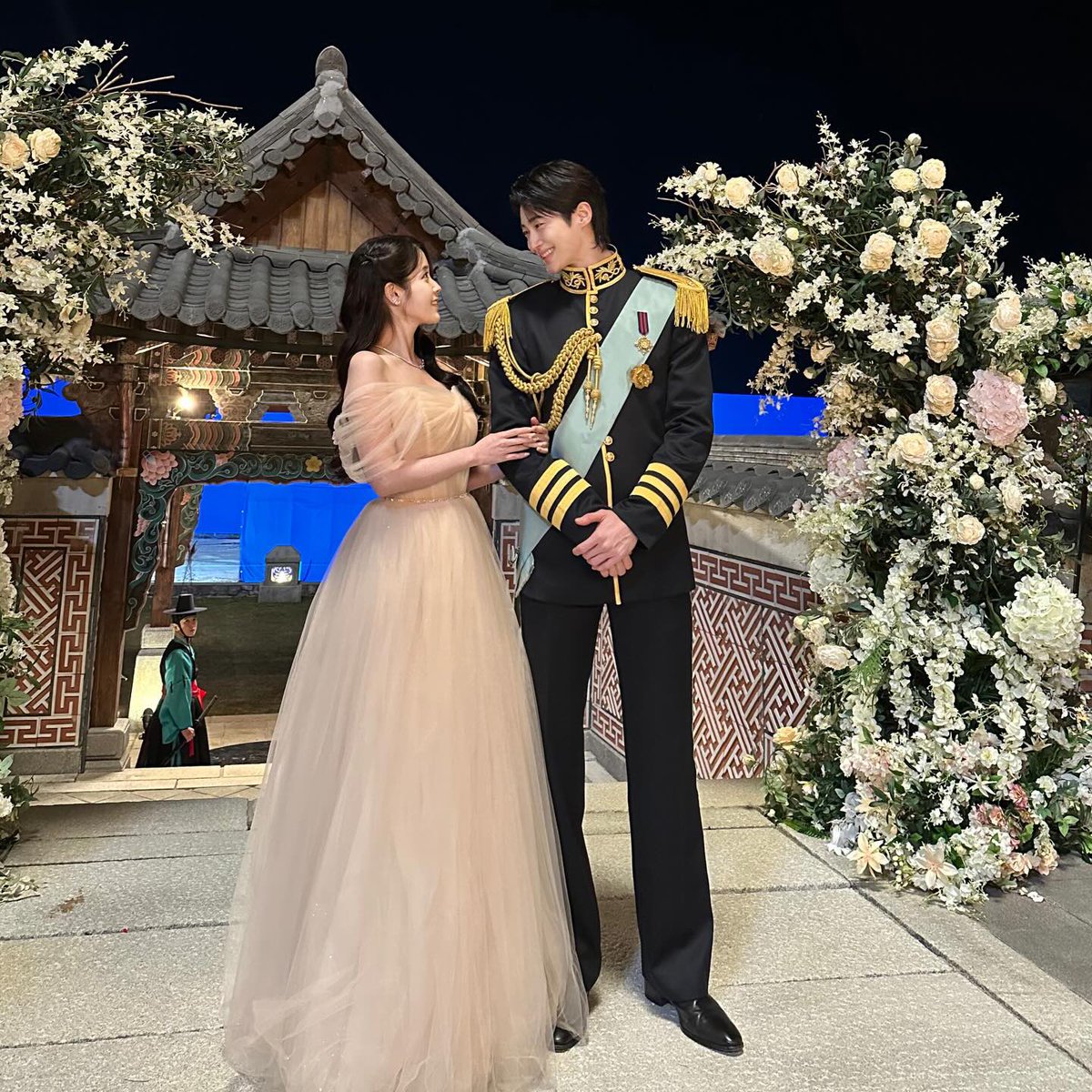 IUteamstarcandy's tweet image. [IU IG] 260426 “Behind the scene photos of episode 6 💃🕺💍🎆
Waking up to jaga (his highness) posting the highlight photos first, I was one step too late..”

#IU #아이유 #21세기대군부인
instagram.com/p/DXkrvW-kpDd/