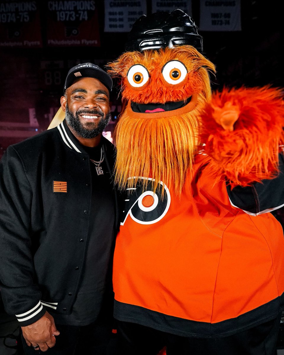 Philly supporting Philly! 🤝

<a href="/Eagles/">Philadelphia Eagles</a> defensive end <a href="/brandongraham55/">Brandon Graham</a> is in the house supporting the <a href="/NHLFlyers/">x - Philadelphia Flyers</a> in Game 4 of the #StanleyCup Playoffs! 

🇺🇸: <a href="/NHL_On_TNT/">NHLonTNT</a> (TBS)
🇨🇦: <a href="/Sportsnet/">Sportsnet</a> &amp; <a href="/TVASports/">TVA Sports</a>