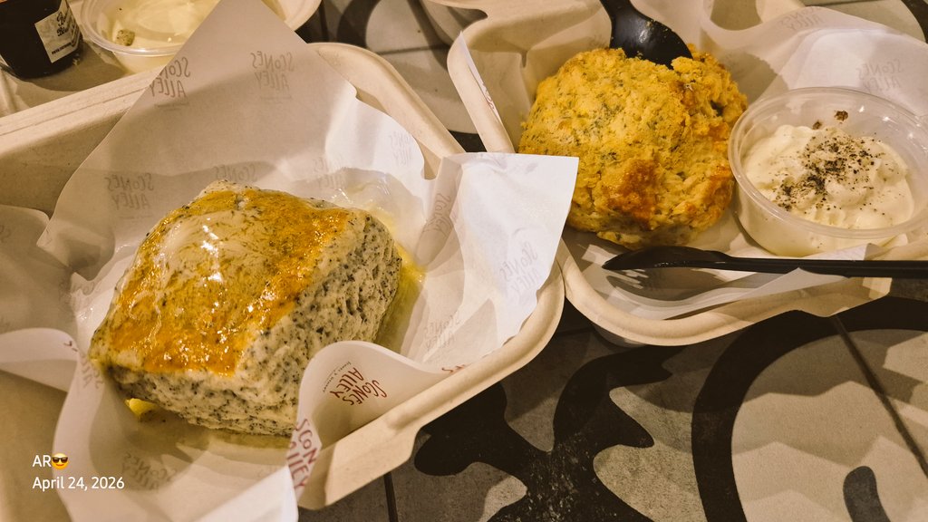 arachmanto's tweet photo. This week I went back, tried two different kind. The first one is garlic scone with cream cheese &amp; the other one is earlgrey with blueberry jam &amp; butter scone. Verdit?, not for me. After the second try, I'd say the scone texture isnt really there, yet. Its a bit too crumbly. https://t.co/lfdYB6EqDk