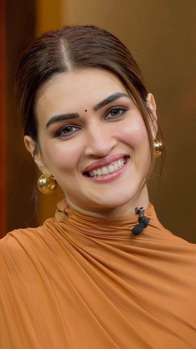 SaiKalyan_Offl's tweet image. Show me a better face card than Kriti Sanon , I'm waiting.

#KritiSanon  😍❤️