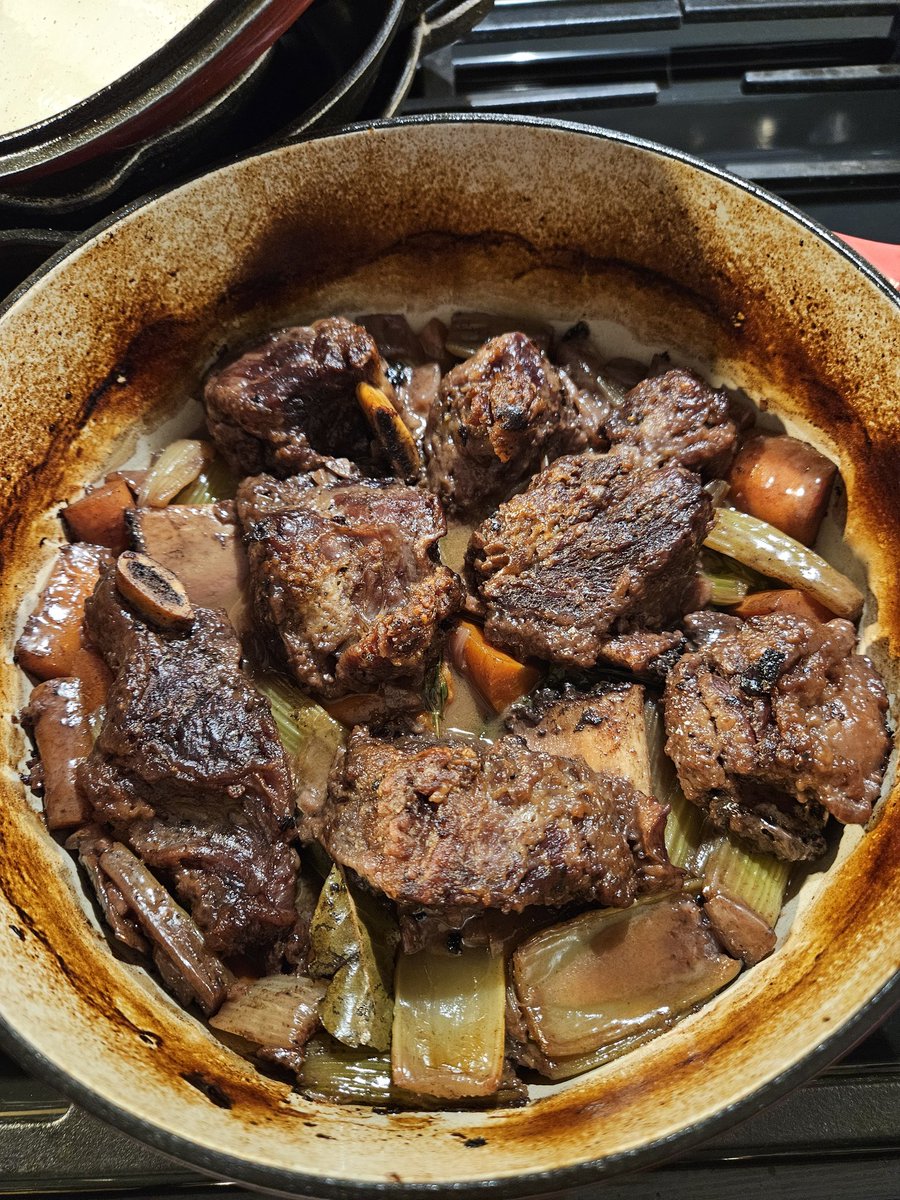 NW_Indiana_Eats's tweet image. Korean short rib tacos topped with gochujang sauce with a side Greek salad.  🔥🔥🔥
Takes some time, but this is a great dish.
Taco recipe is compliments of Chef @jettila .
Got the short ribs from @butcherbox 
#tacos